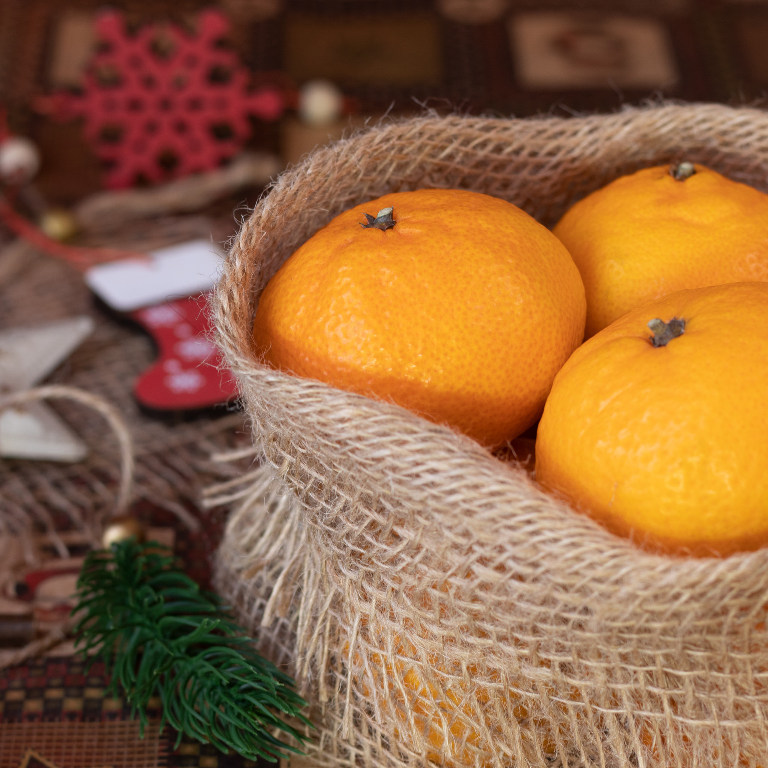 Мандарины с новогодними украшениями.