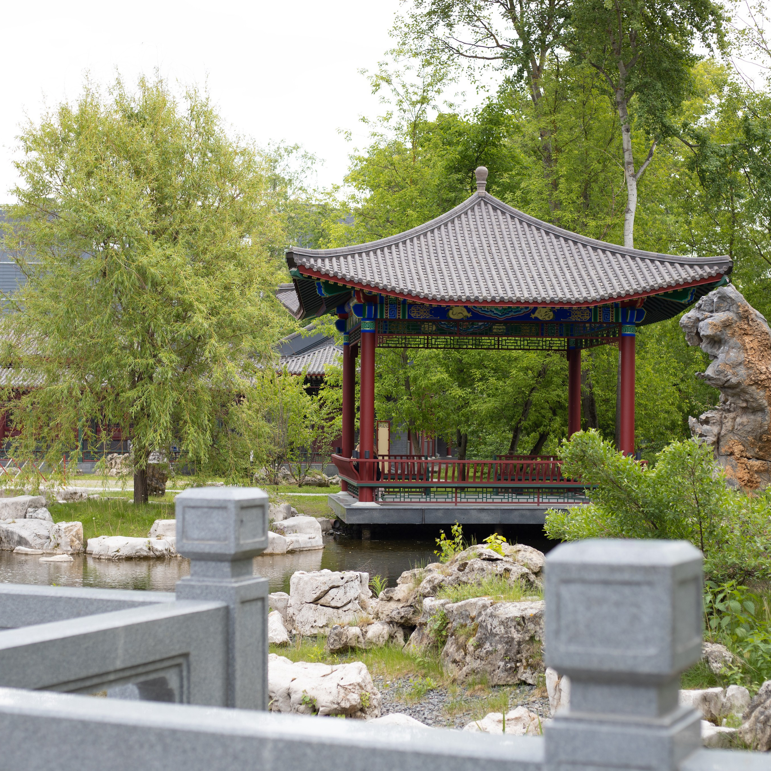 Парк Хуамин. Беседка Фэнхэ