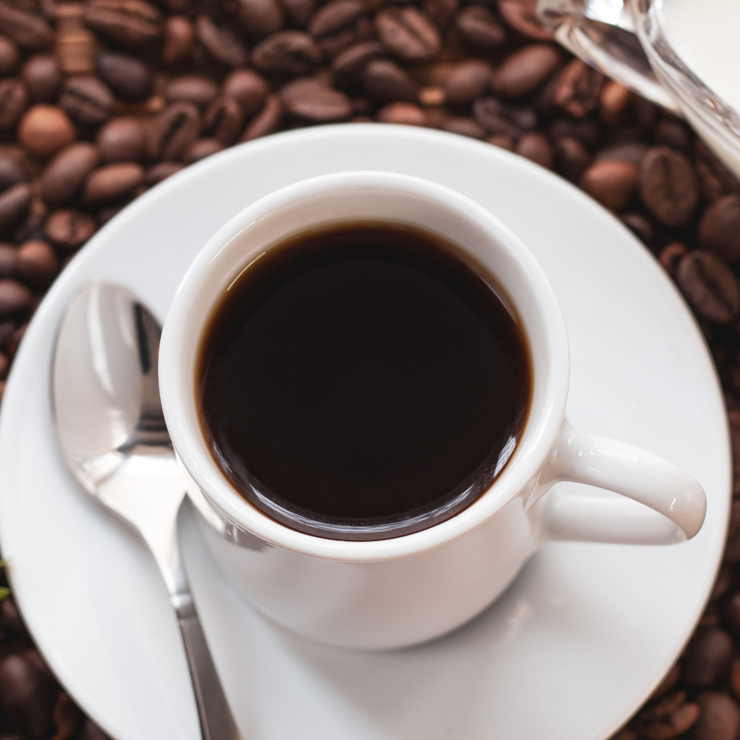 Белая чашка с кофе.