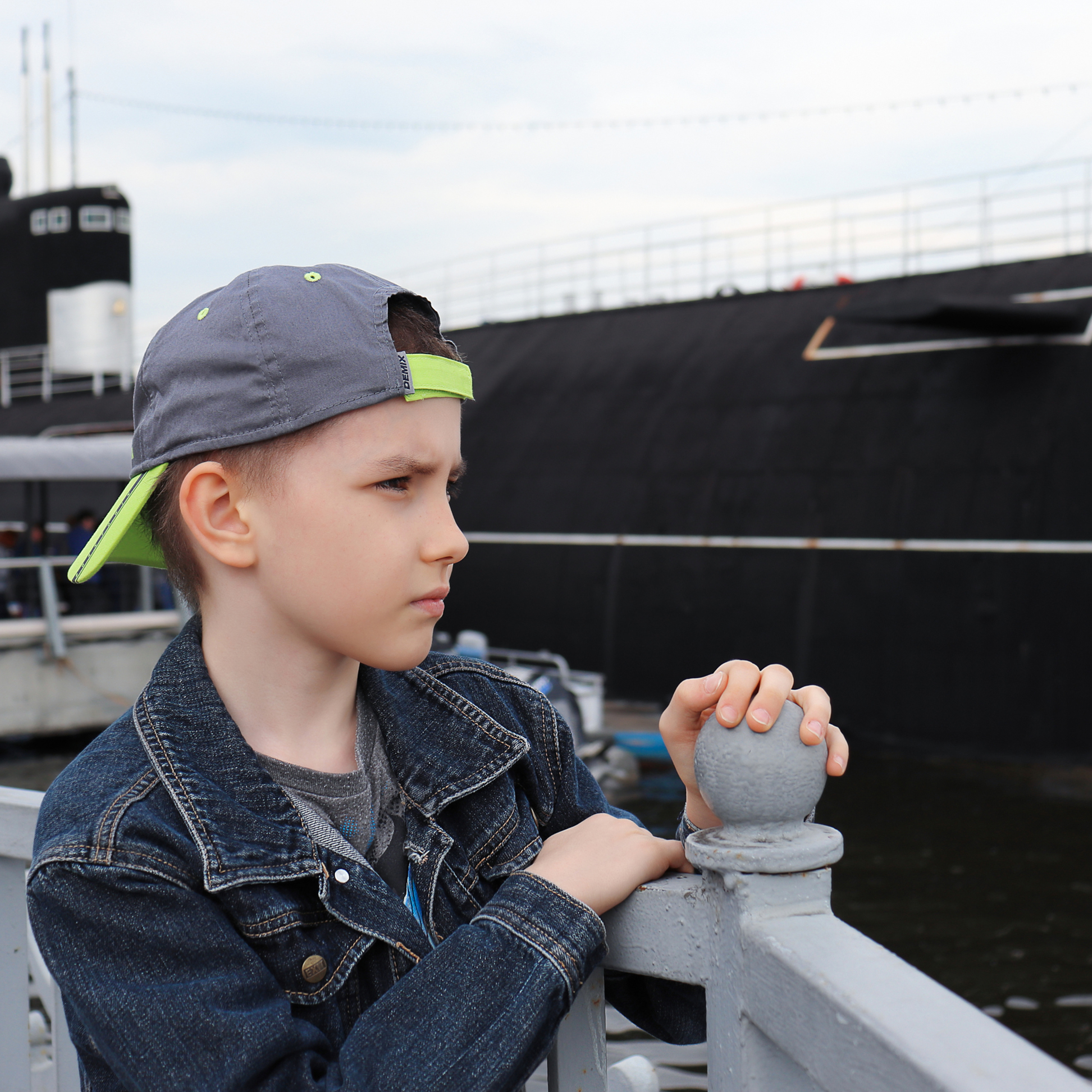 Фотография мальчика рядом с подводной лодкой в Тушино в Мокве.