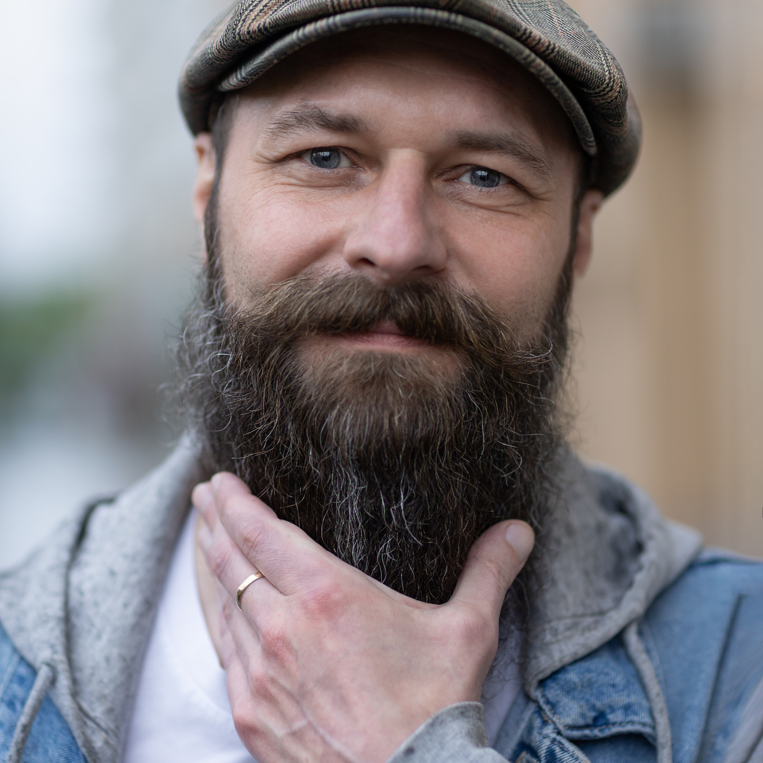 Барбер. Барбершоп APACHES. Мужской портрет. Мужчина с бородой.