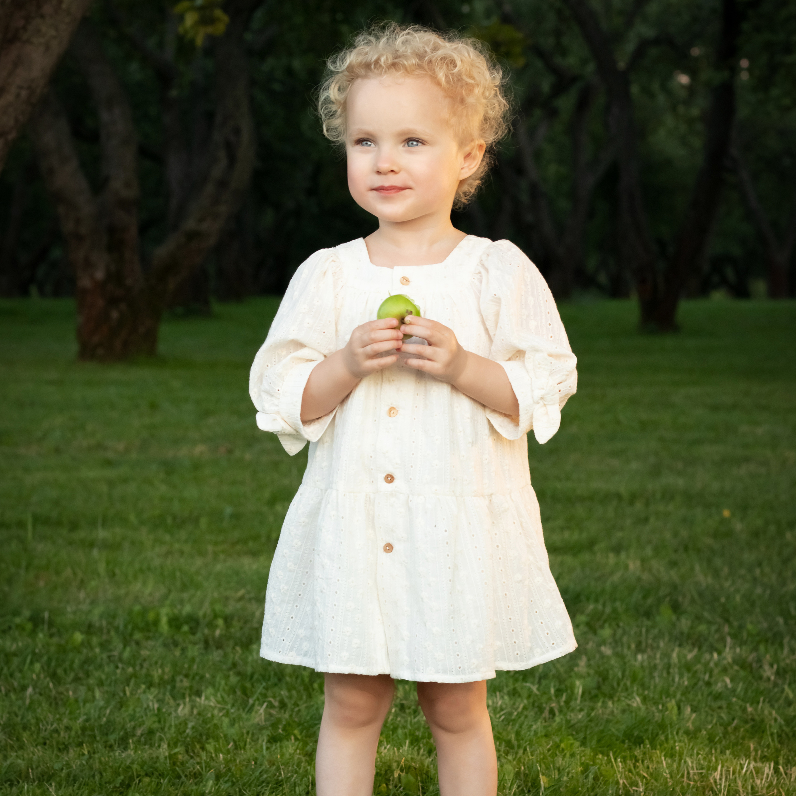 Фотография девочки в парке.