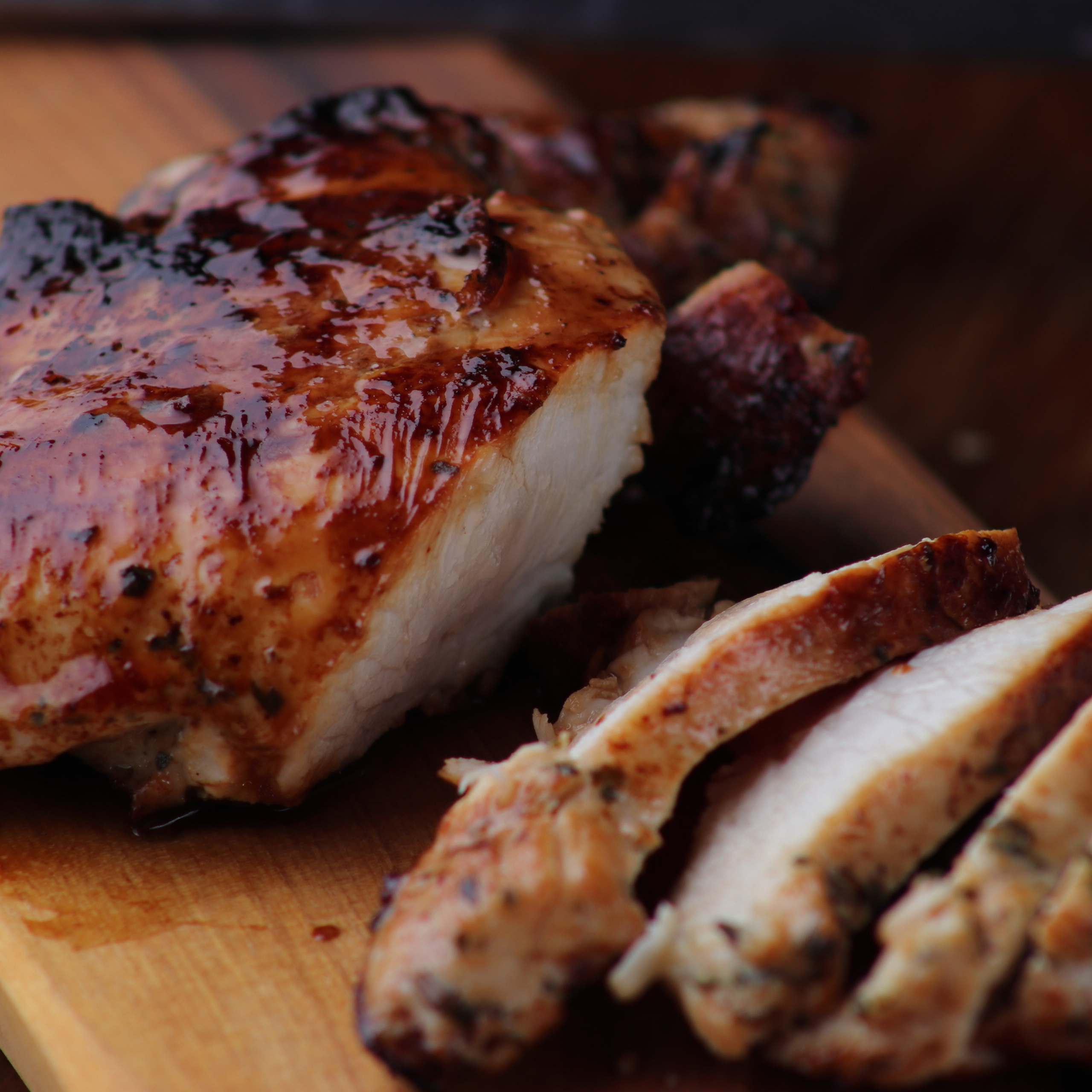 Жареное мясо на разделочной доске.