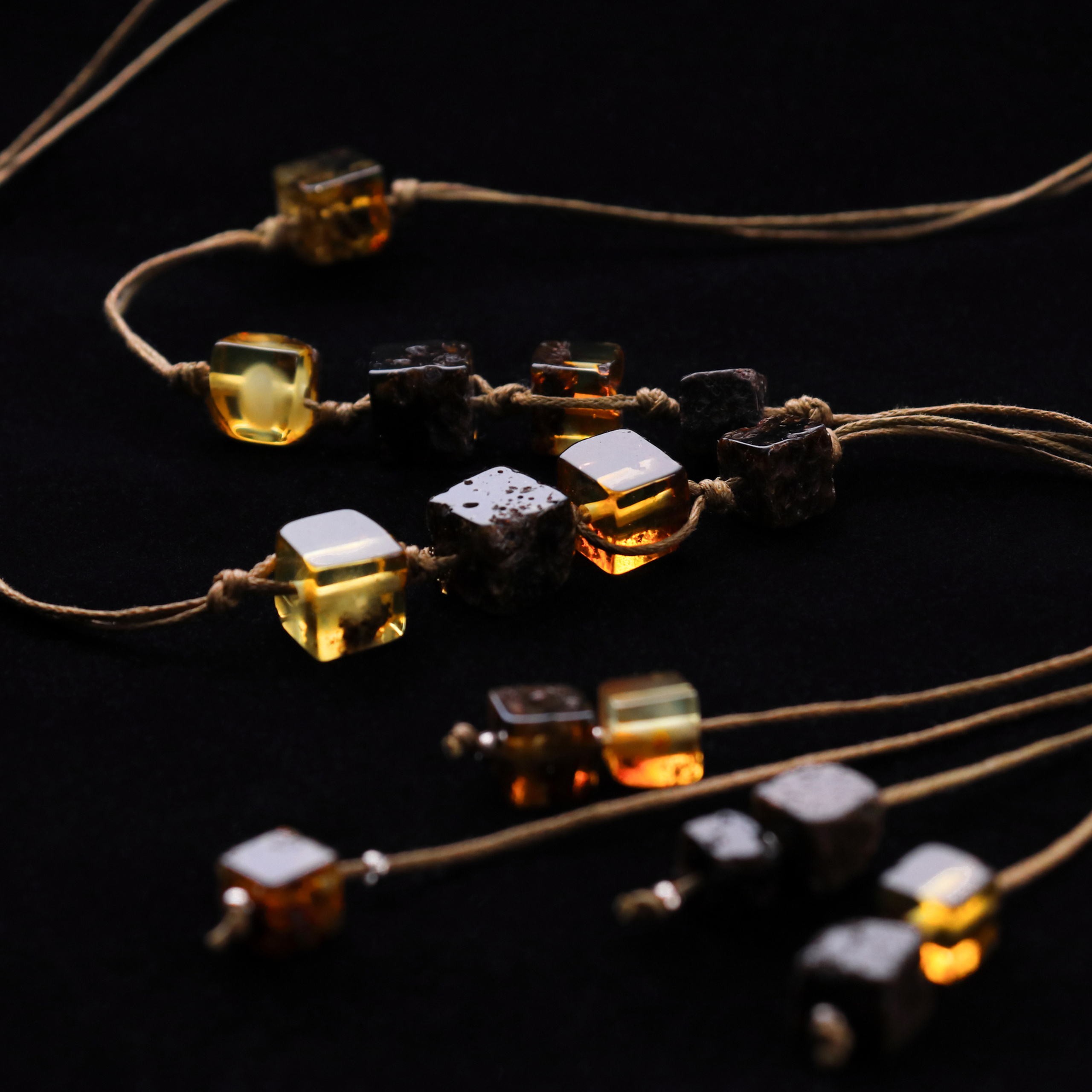 Бусы из янтаря производства Калининградского янтарного комбината.