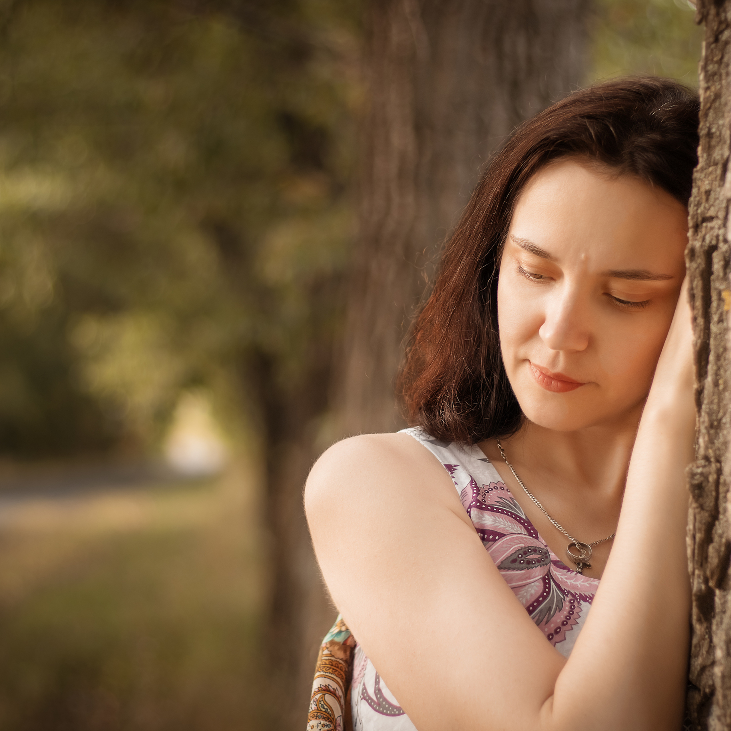 Портретная фотосессия. Девушка грустит у дерева. Курск. Поселок Никольский, дорога на Рязаново.