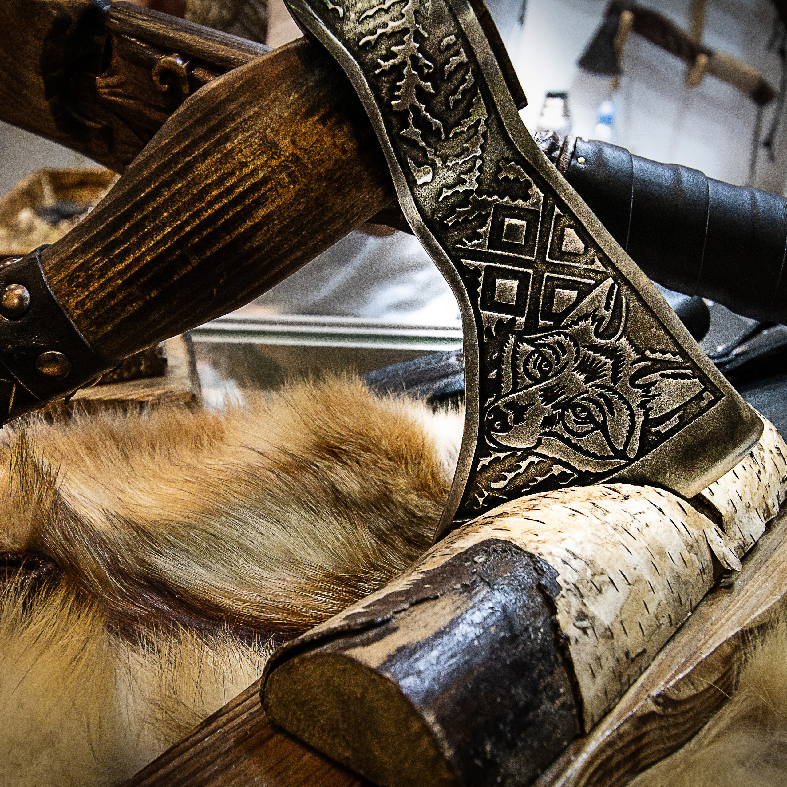 Топор. Секира Радослава. Фотограф Москва. Выставка "Ладья". Москва.