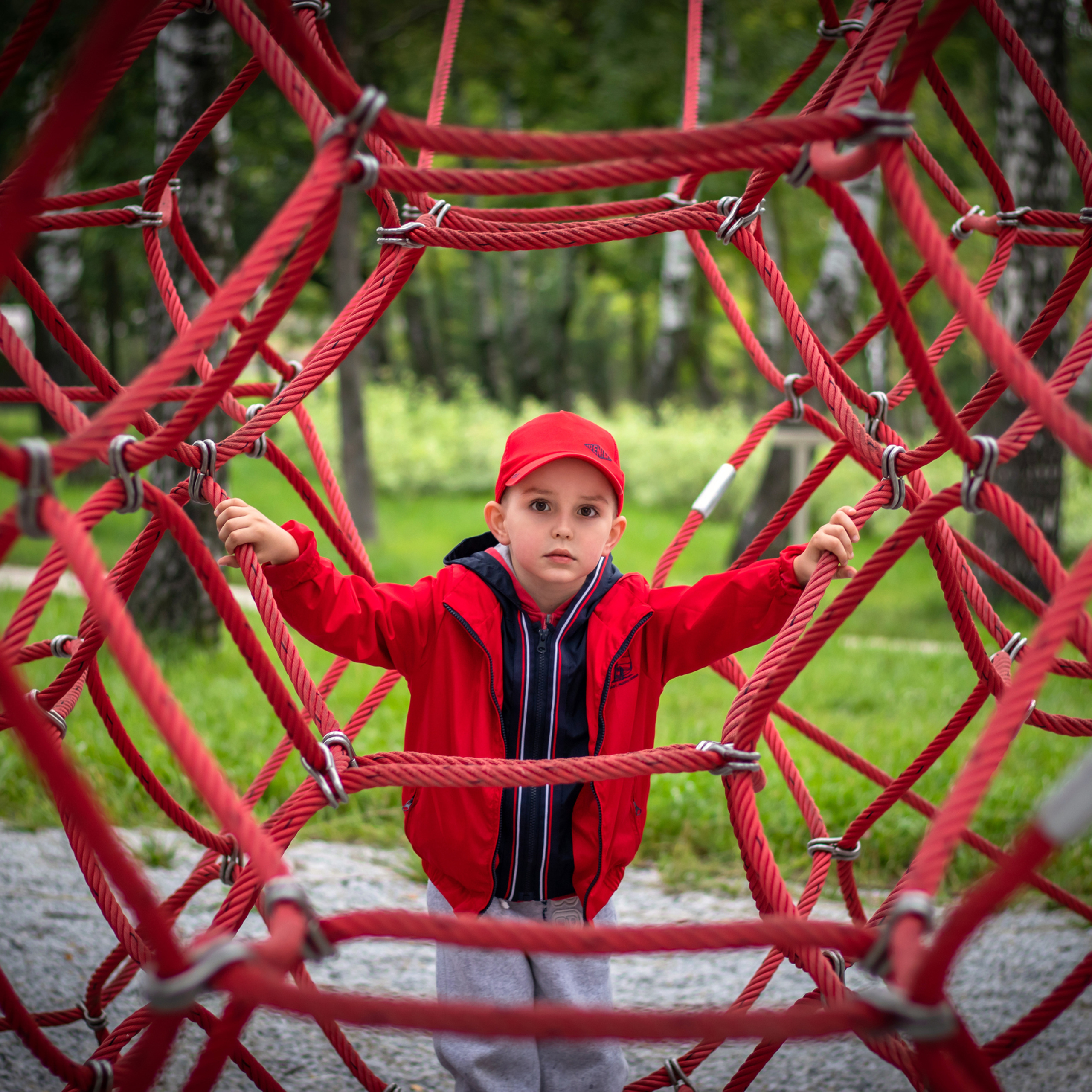 Съемка в Сколково на детской площадке. Мальчик в красном.