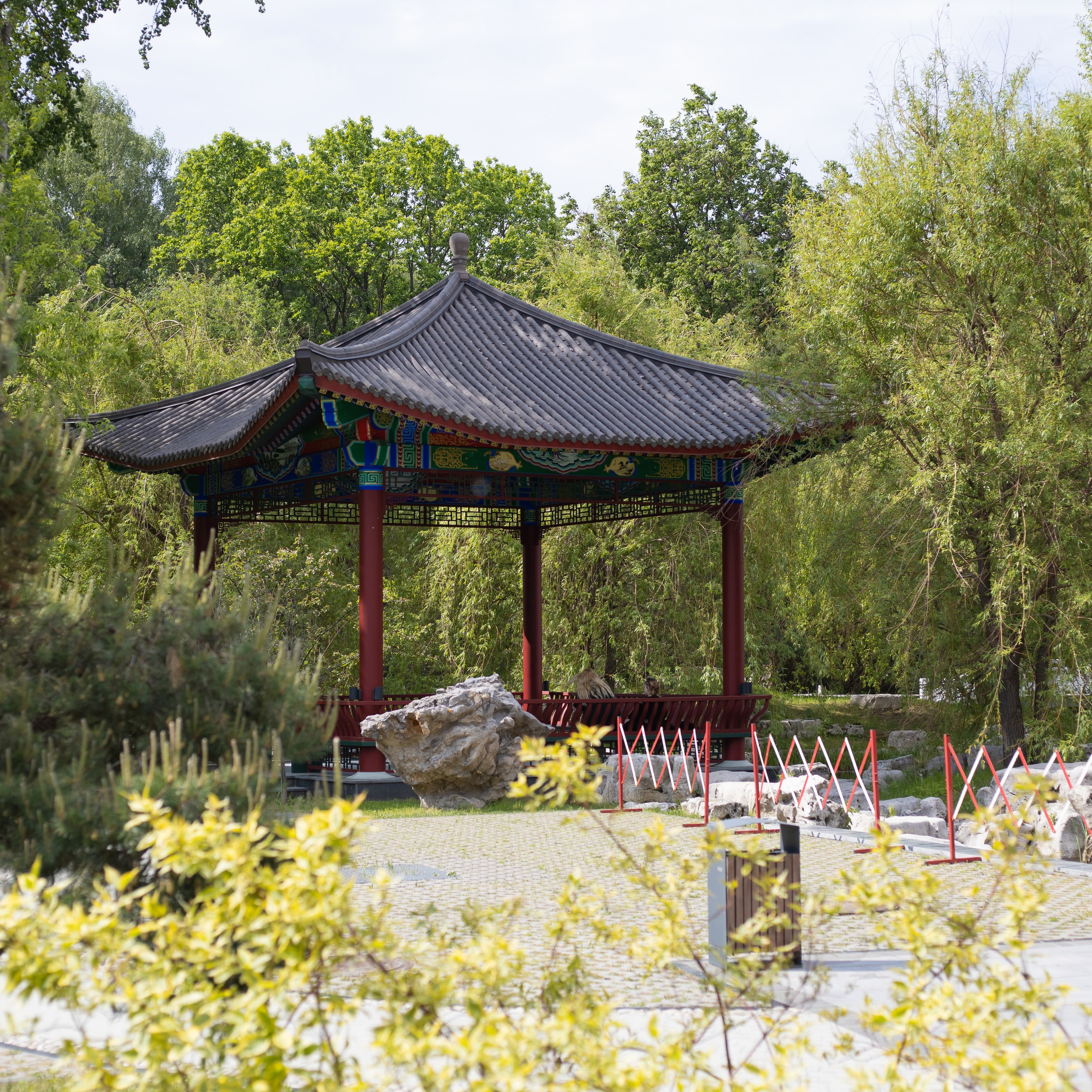 Парк Хуамин. Беседка Фэнхэ