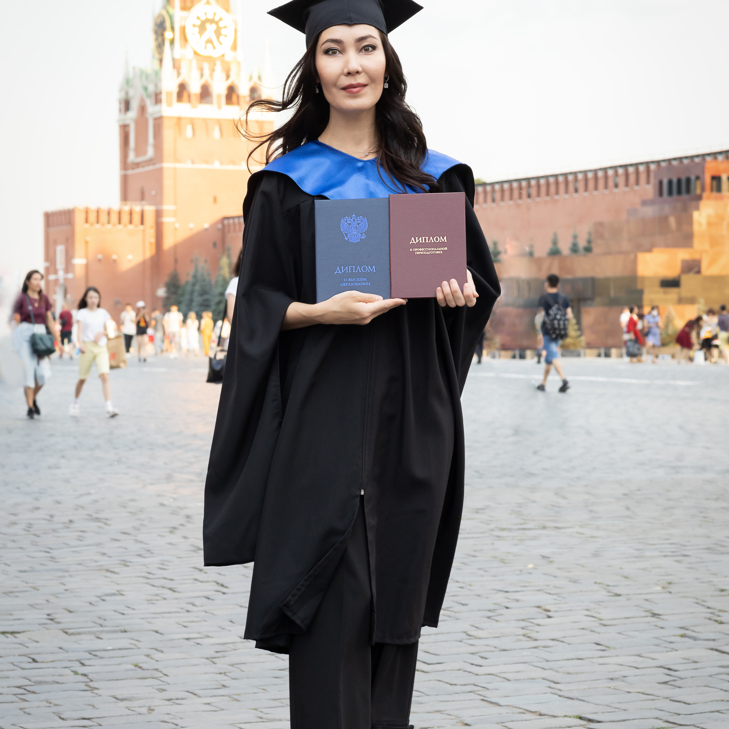 Фотосессия выпускного. Фото диплома. Красный диплом. Фотограф Москва. Фотограф в Москве. Портрет. Женский портрет. Портретная фотосессия. Фотопрогулка.