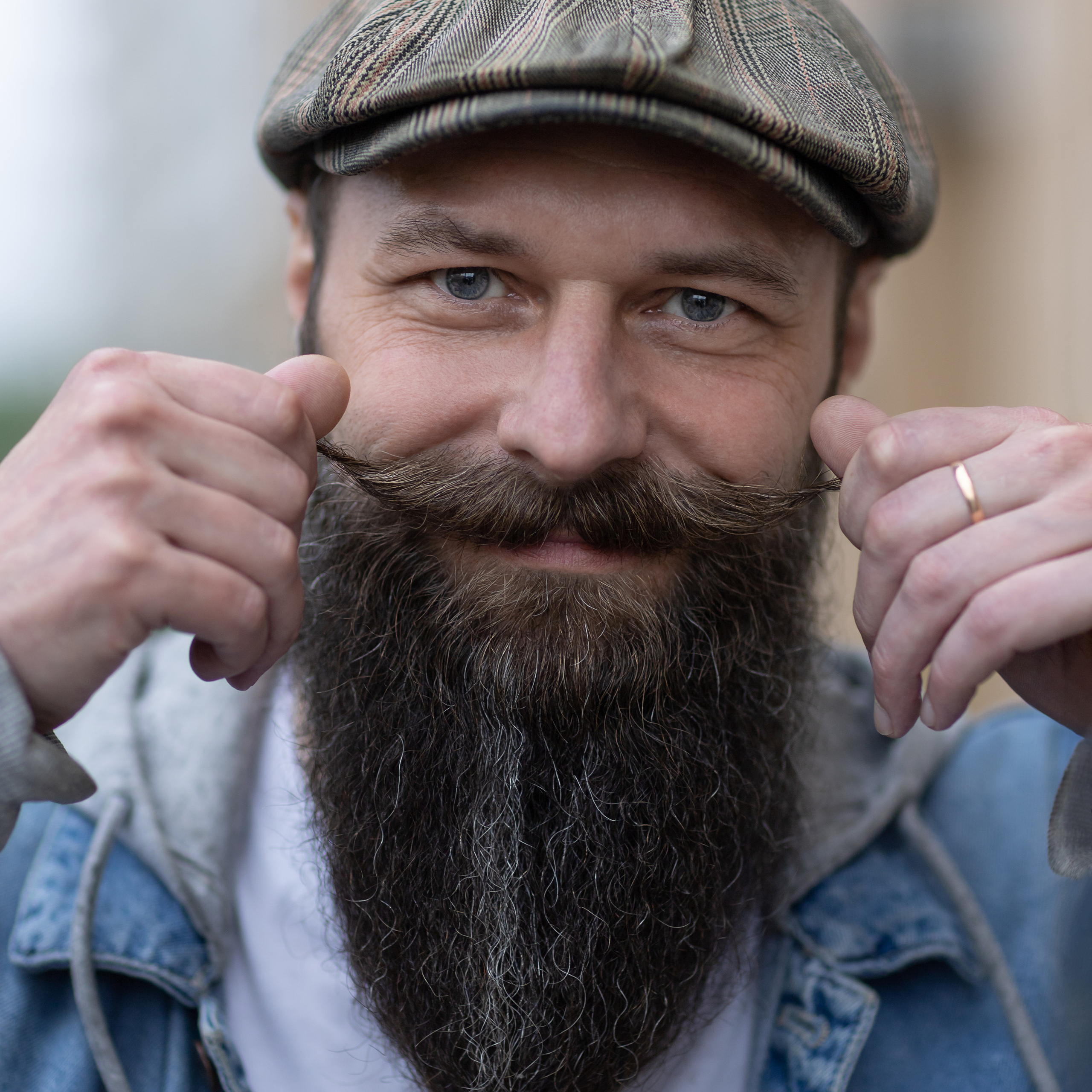 Барбер. Барбершоп APACHES. Мужской портрет. Мужчина с бородой.