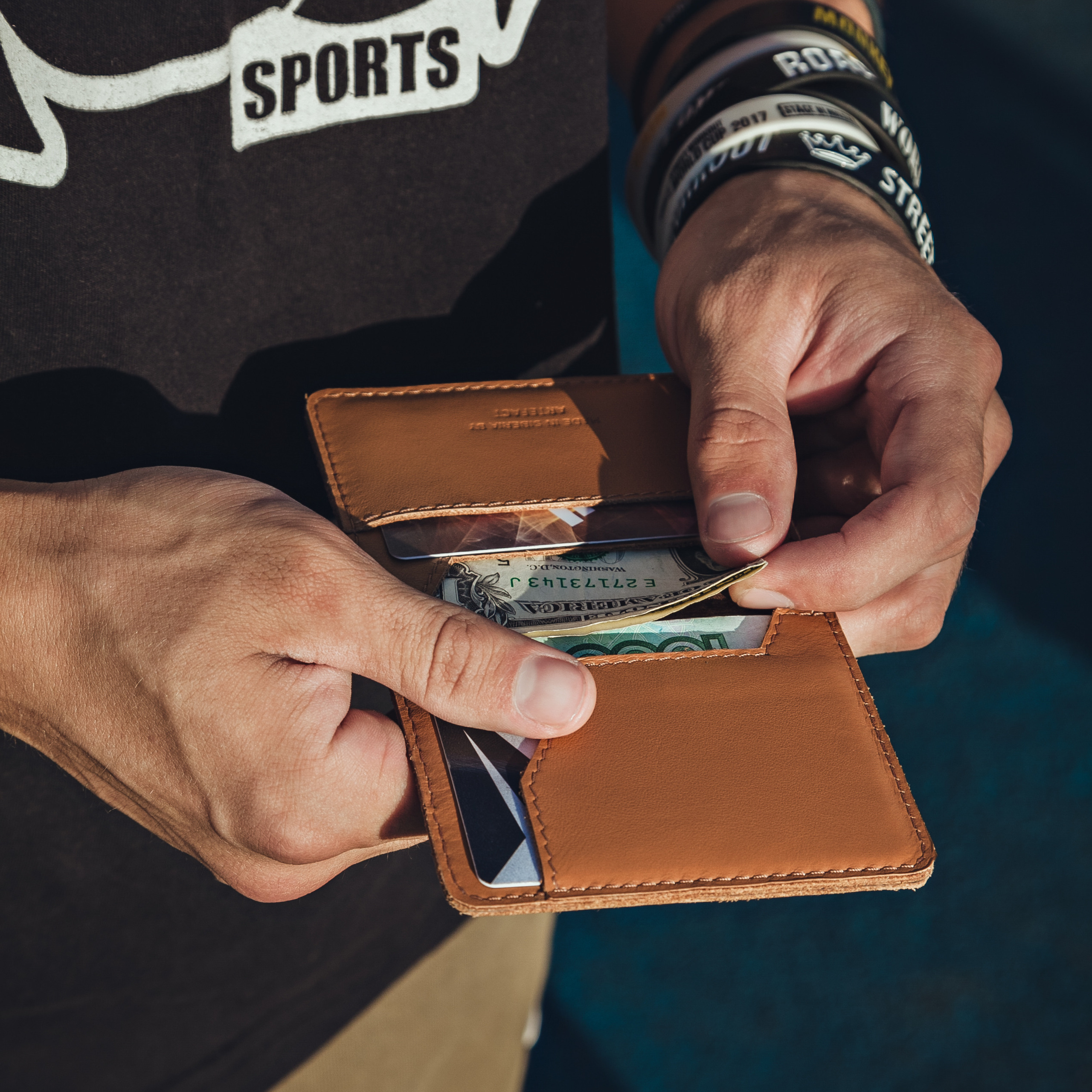 ARTEFACT — аксессуары из натуральной кожи ручной работы