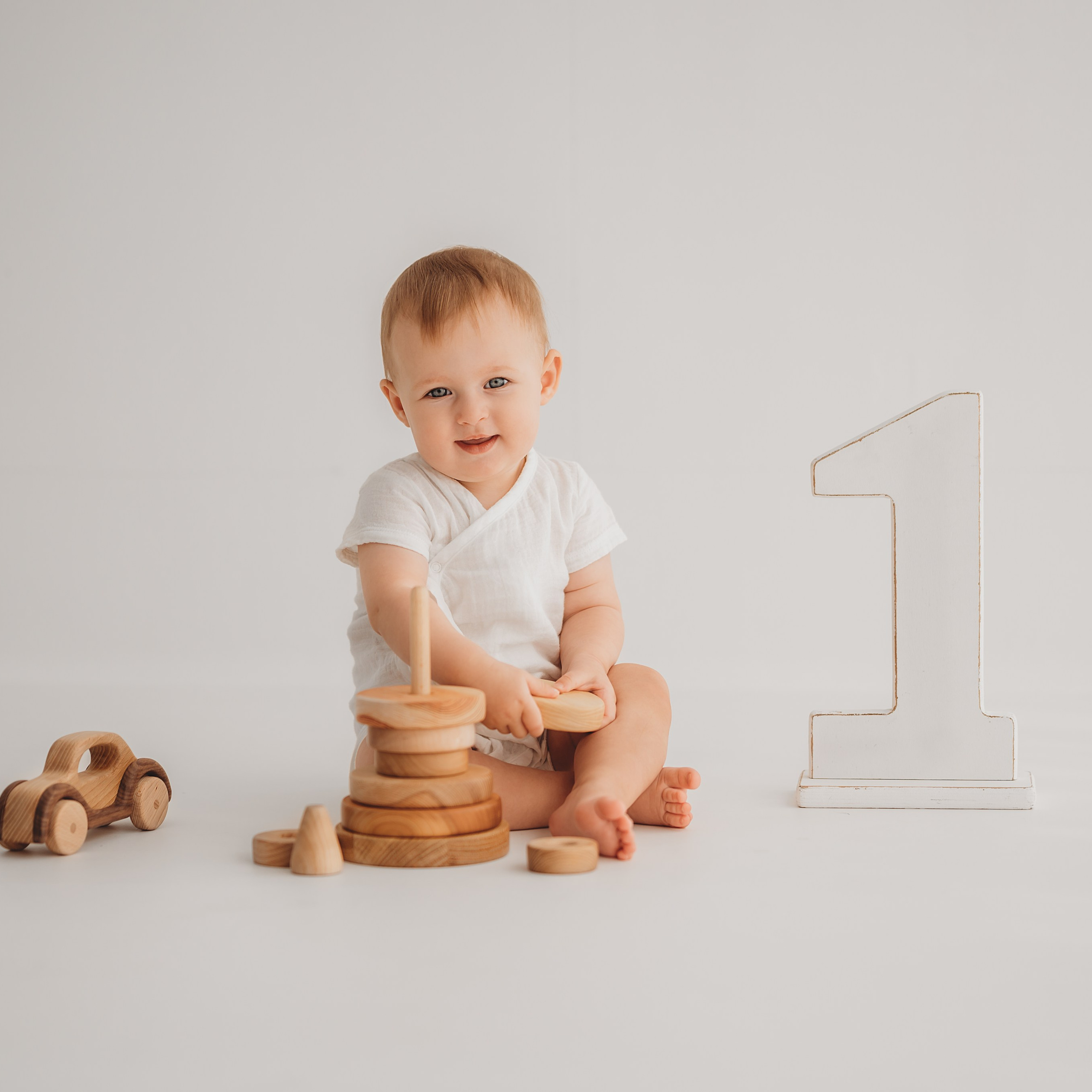 Детка в фотозоне с реквизитом годика