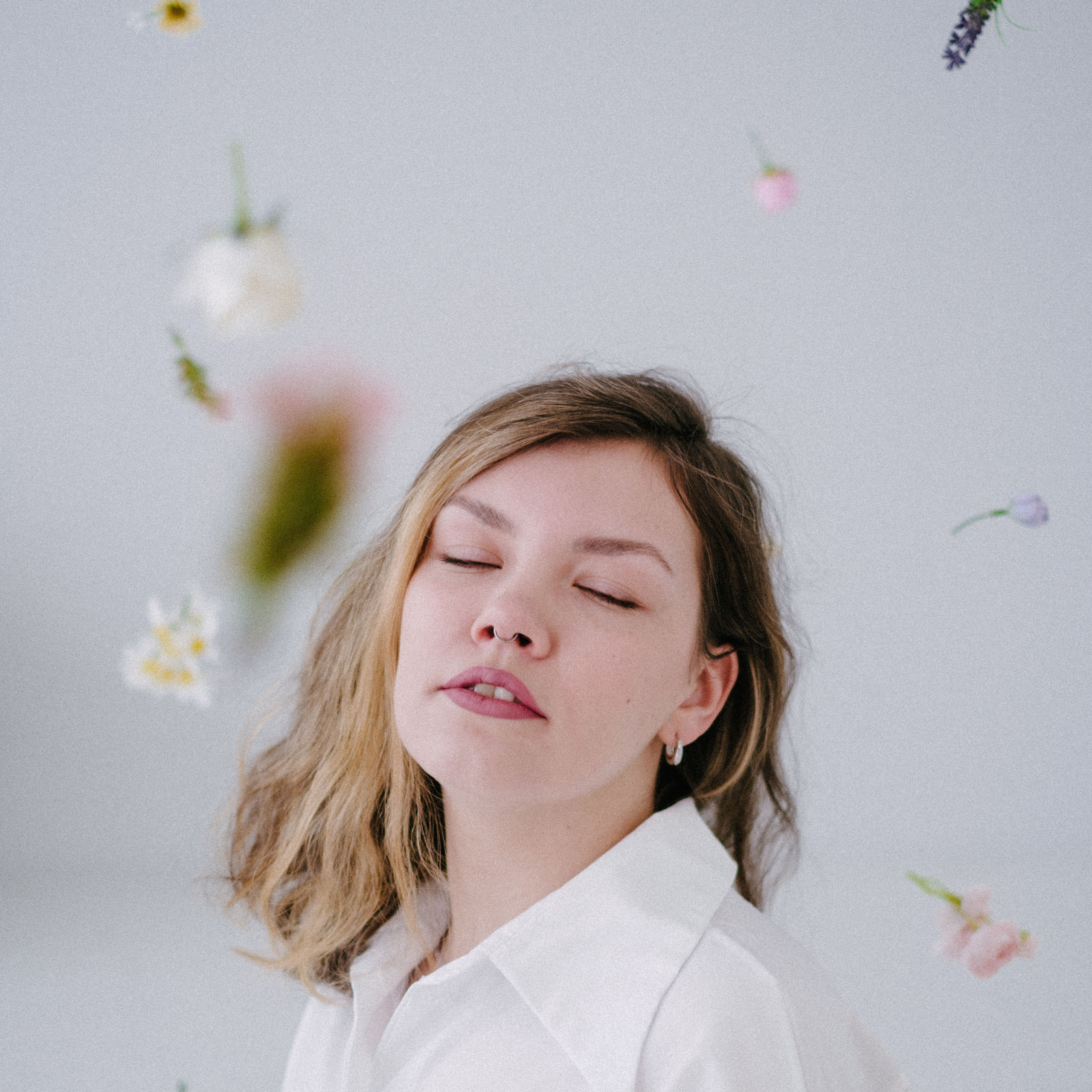 Аня | Фотосессия в студии с цветочной композицией