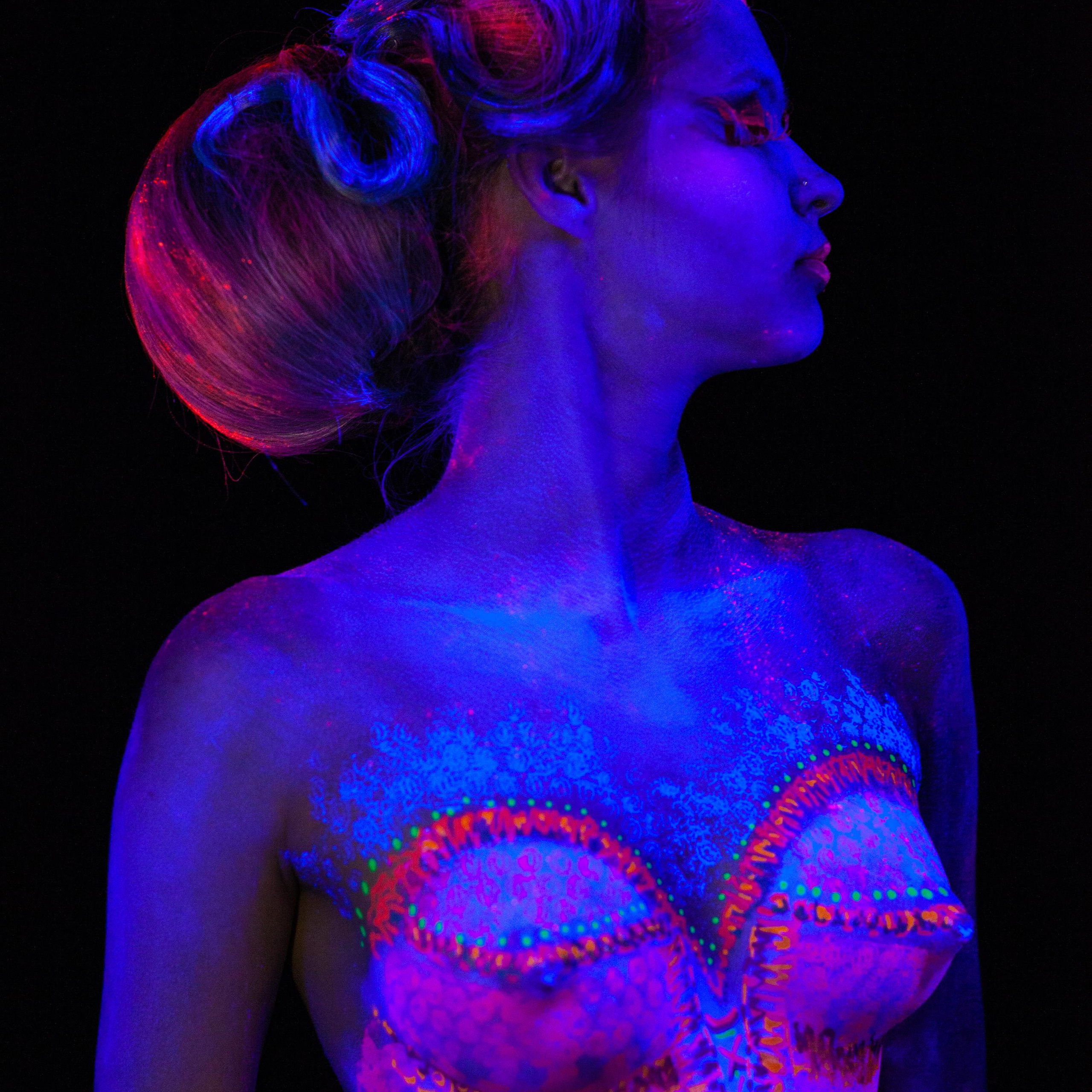 Стася body art. Флуоресцентный боди-арт