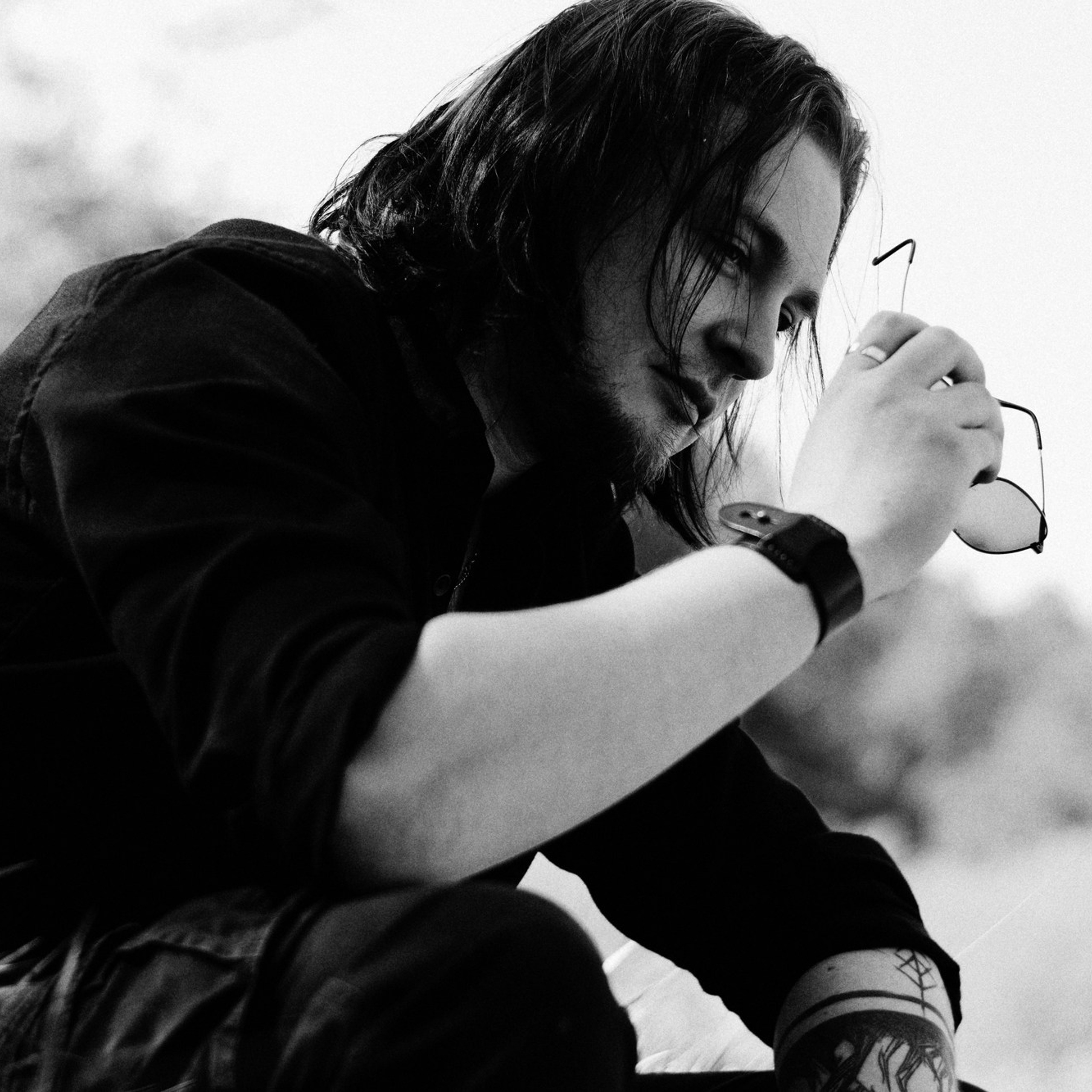 Мужской портрет на природе в Тюмени — Фотограф Дарья Мустафина. Портретный фотограф Тюмень Дарья Мустафина