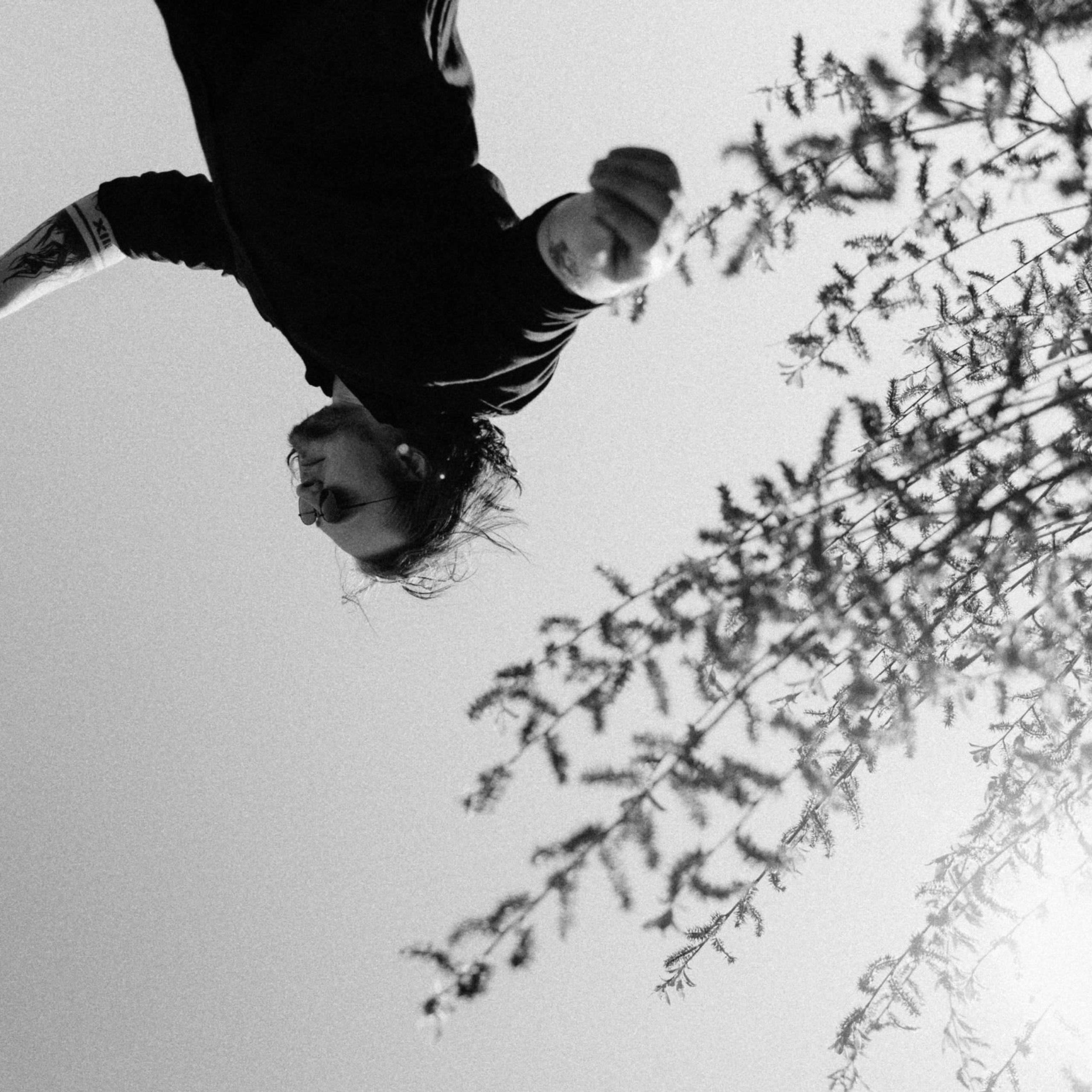 Мужской портрет на природе в Тюмени — Фотограф Дарья Мустафина. Портретный фотограф Тюмень Дарья Мустафина