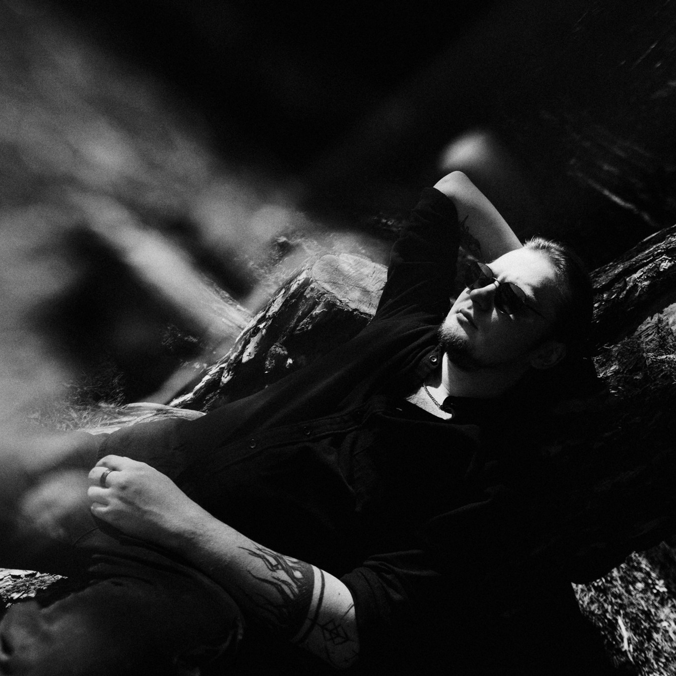 Мужской портрет на природе в Тюмени — Фотограф Дарья Мустафина. Портретный фотограф Тюмень Дарья Мустафина