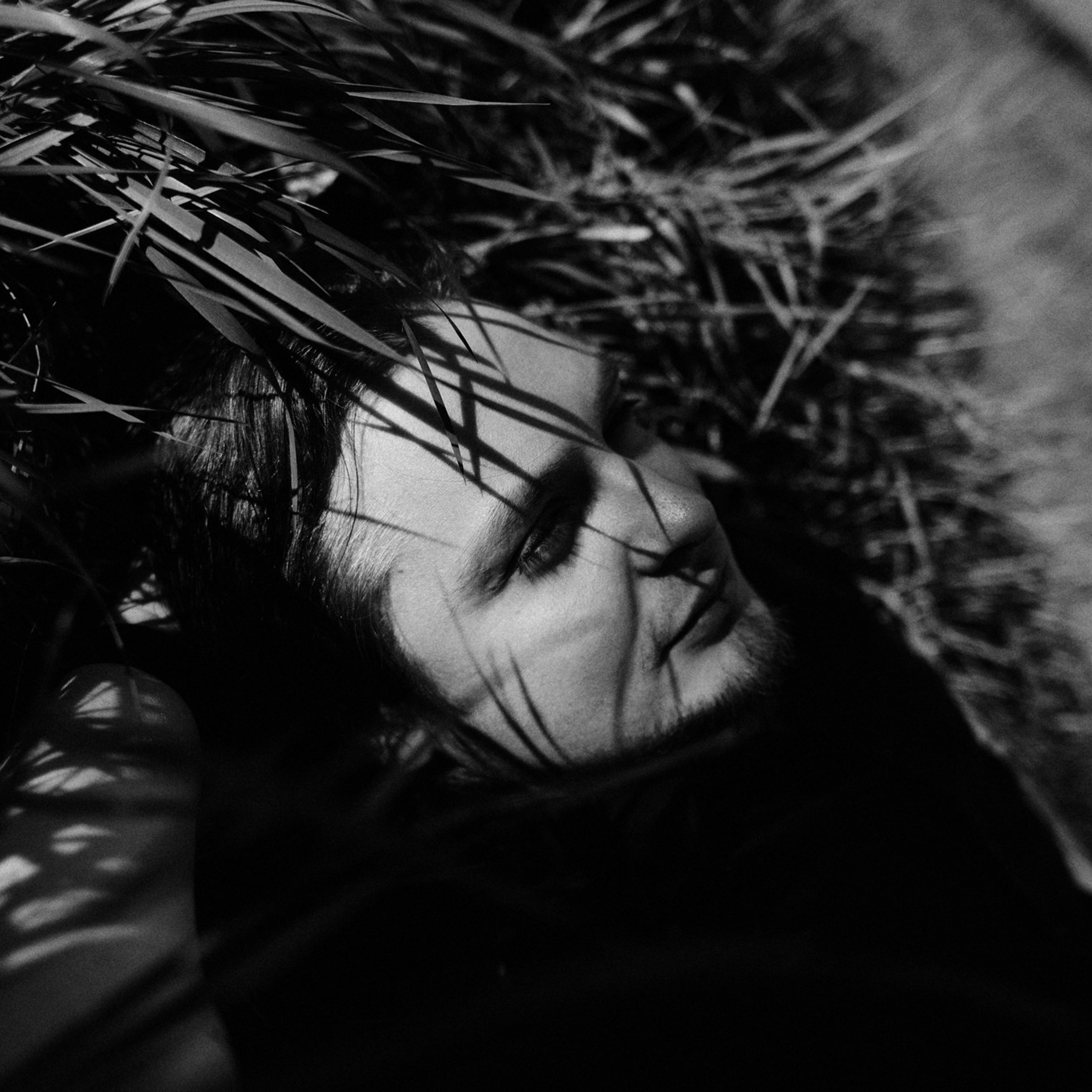 Мужской портрет на природе в Тюмени — Фотограф Дарья Мустафина. Портретный фотограф Тюмень Дарья Мустафина