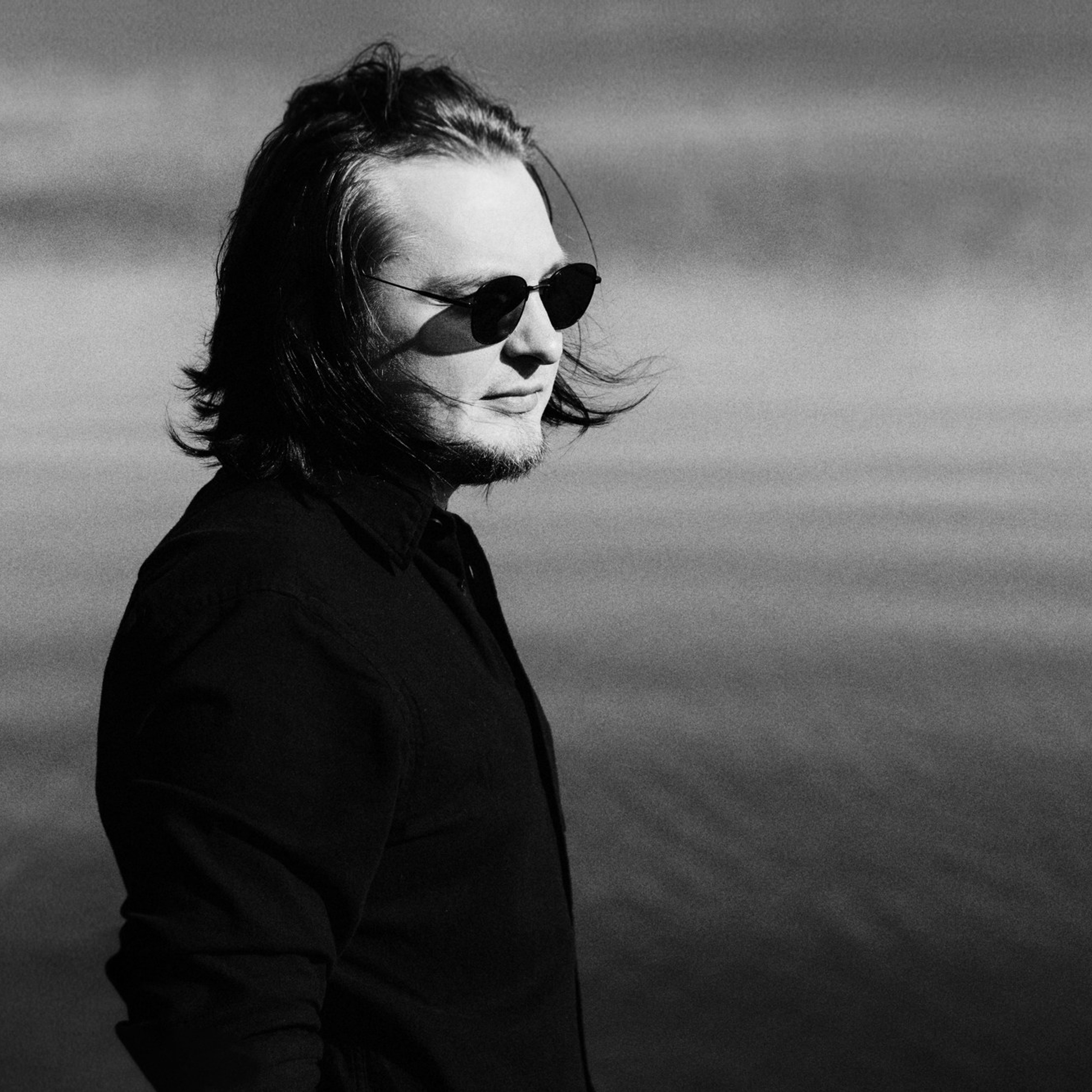 Мужской портрет на природе в Тюмени — Фотограф Дарья Мустафина. Портретный фотограф Тюмень Дарья Мустафина