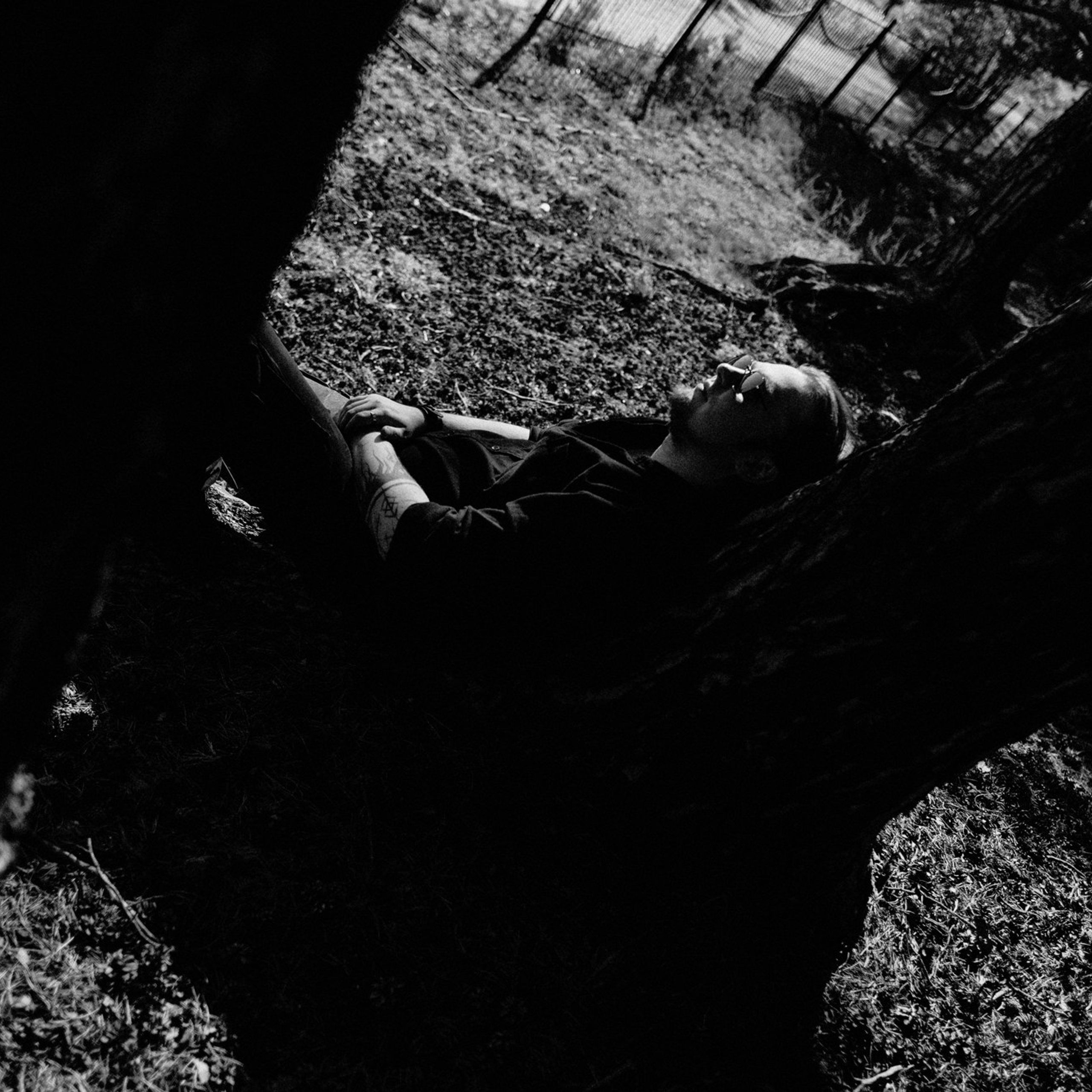 Мужской портрет на природе в Тюмени — Фотограф Дарья Мустафина. Портретный фотограф Тюмень Дарья Мустафина