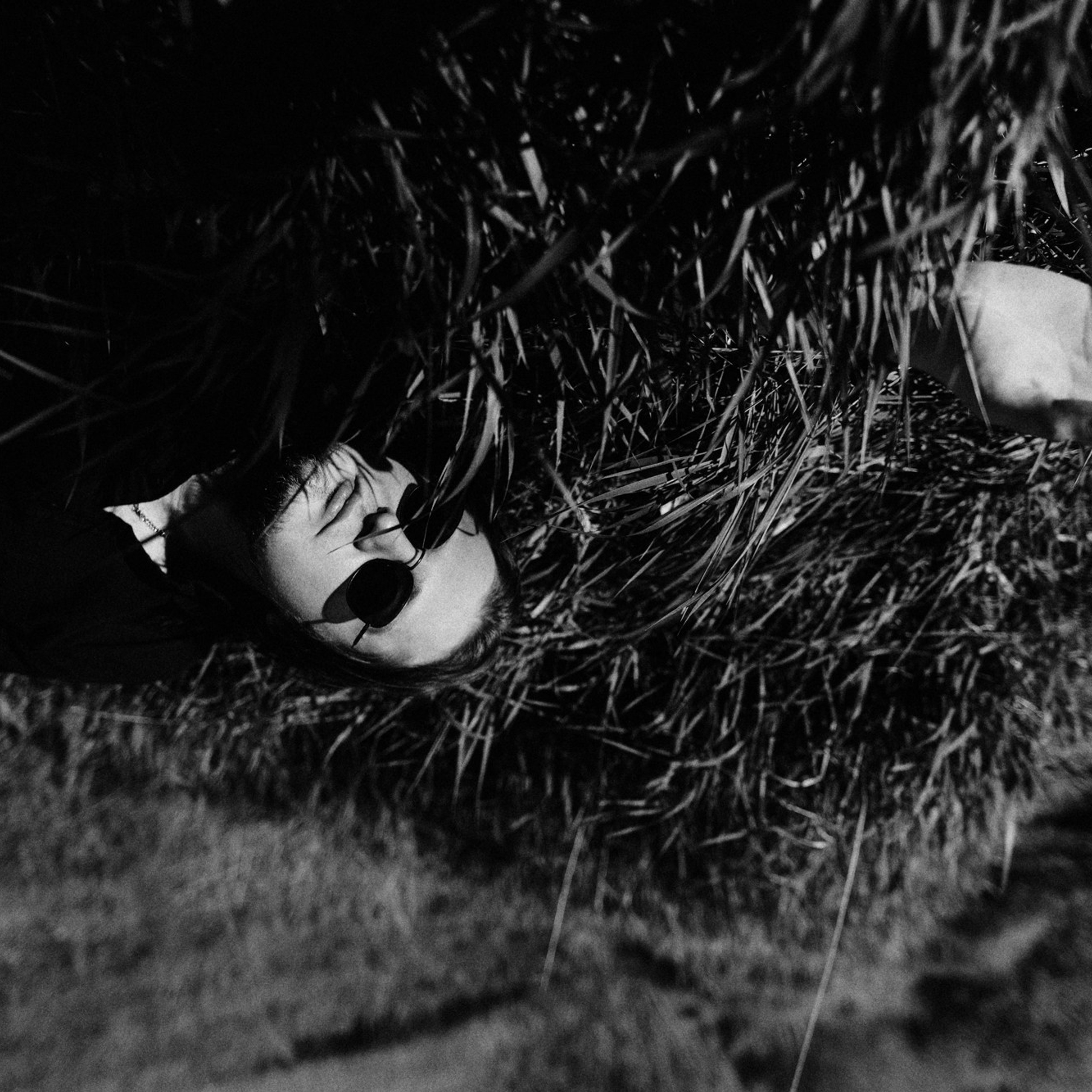 Мужской портрет на природе в Тюмени — Фотограф Дарья Мустафина. Портретный фотограф Тюмень Дарья Мустафина