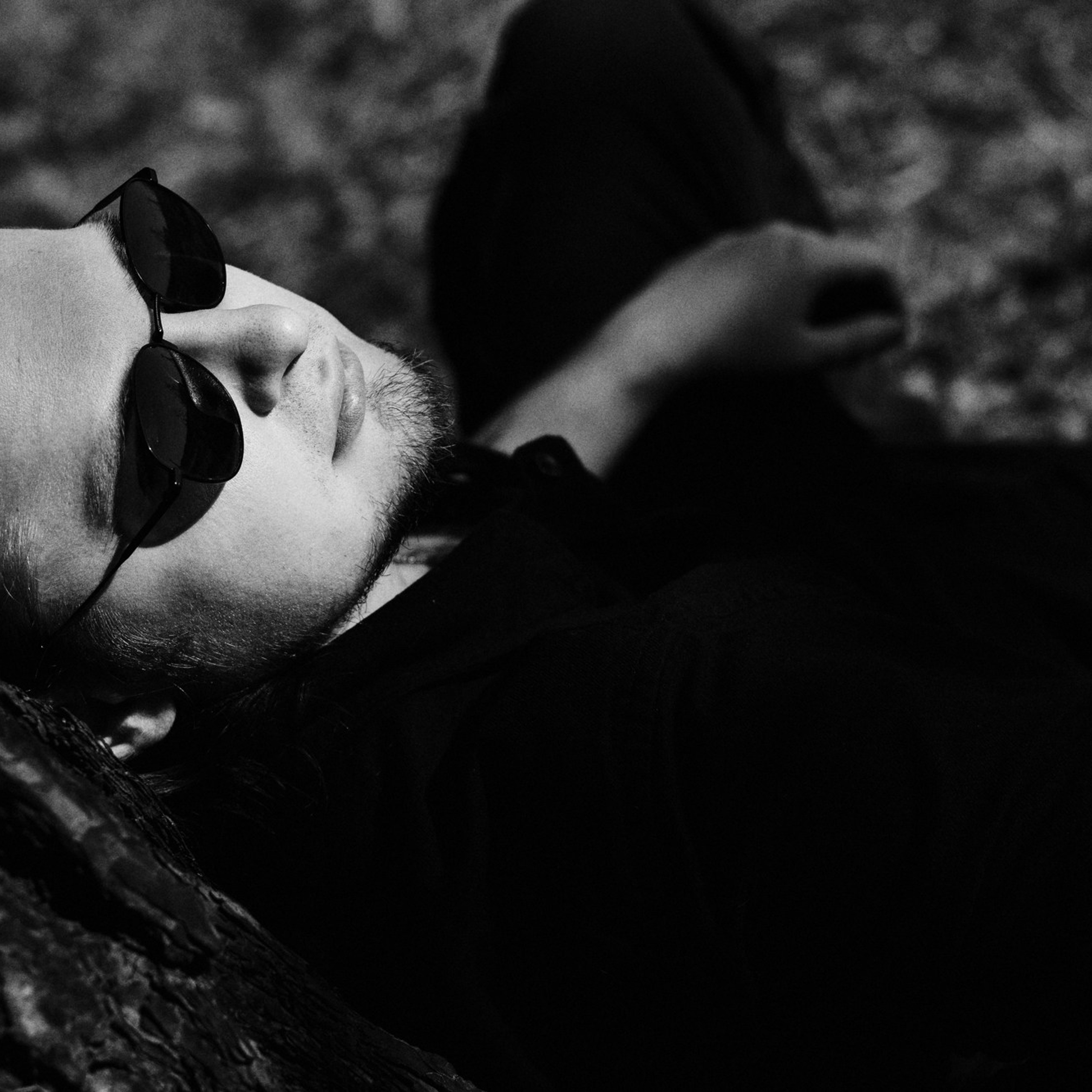 Мужской портрет на природе в Тюмени — Фотограф Дарья Мустафина. Портретный фотограф Тюмень Дарья Мустафина