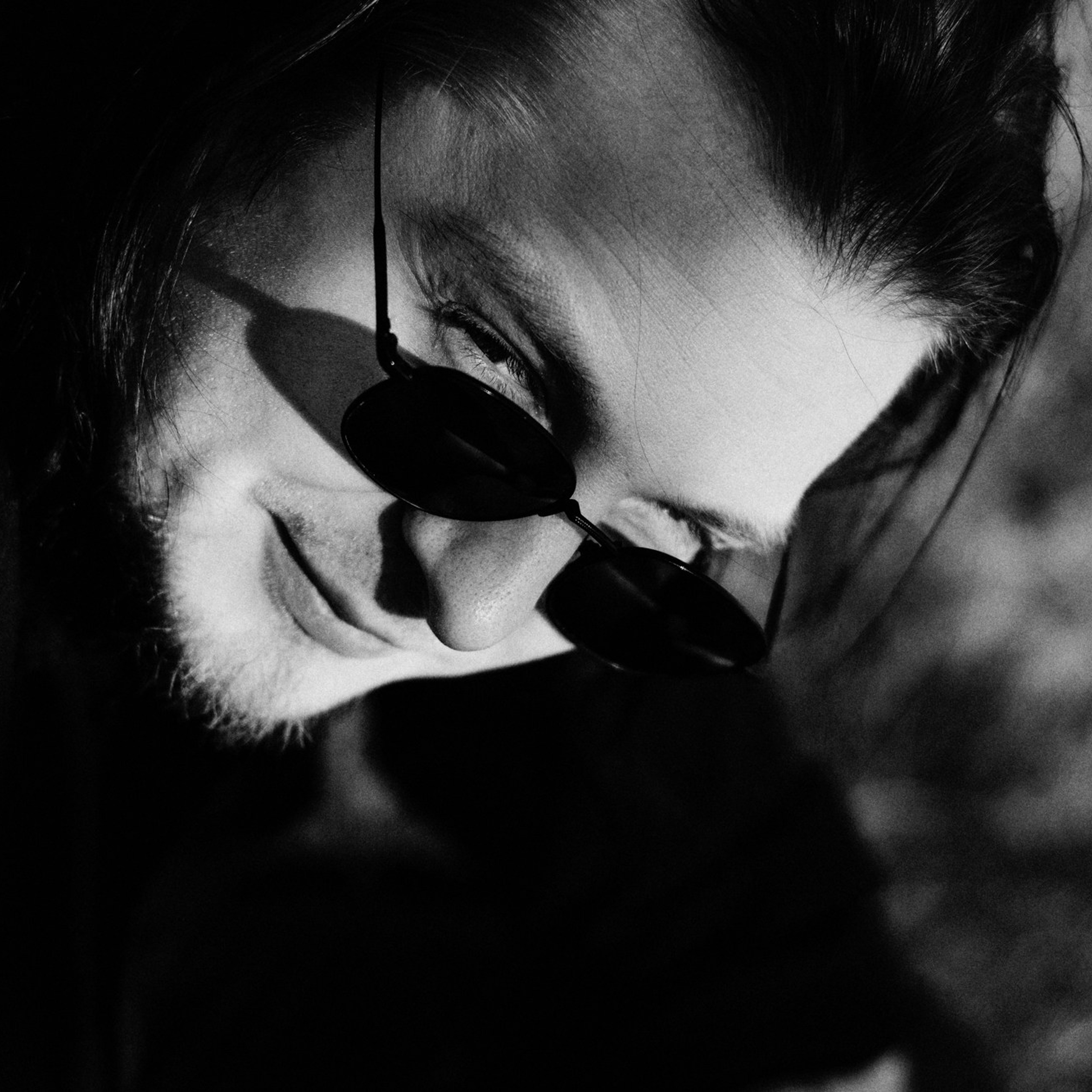 Мужской портрет на природе в Тюмени — Фотограф Дарья Мустафина. Портретный фотограф Тюмень Дарья Мустафина