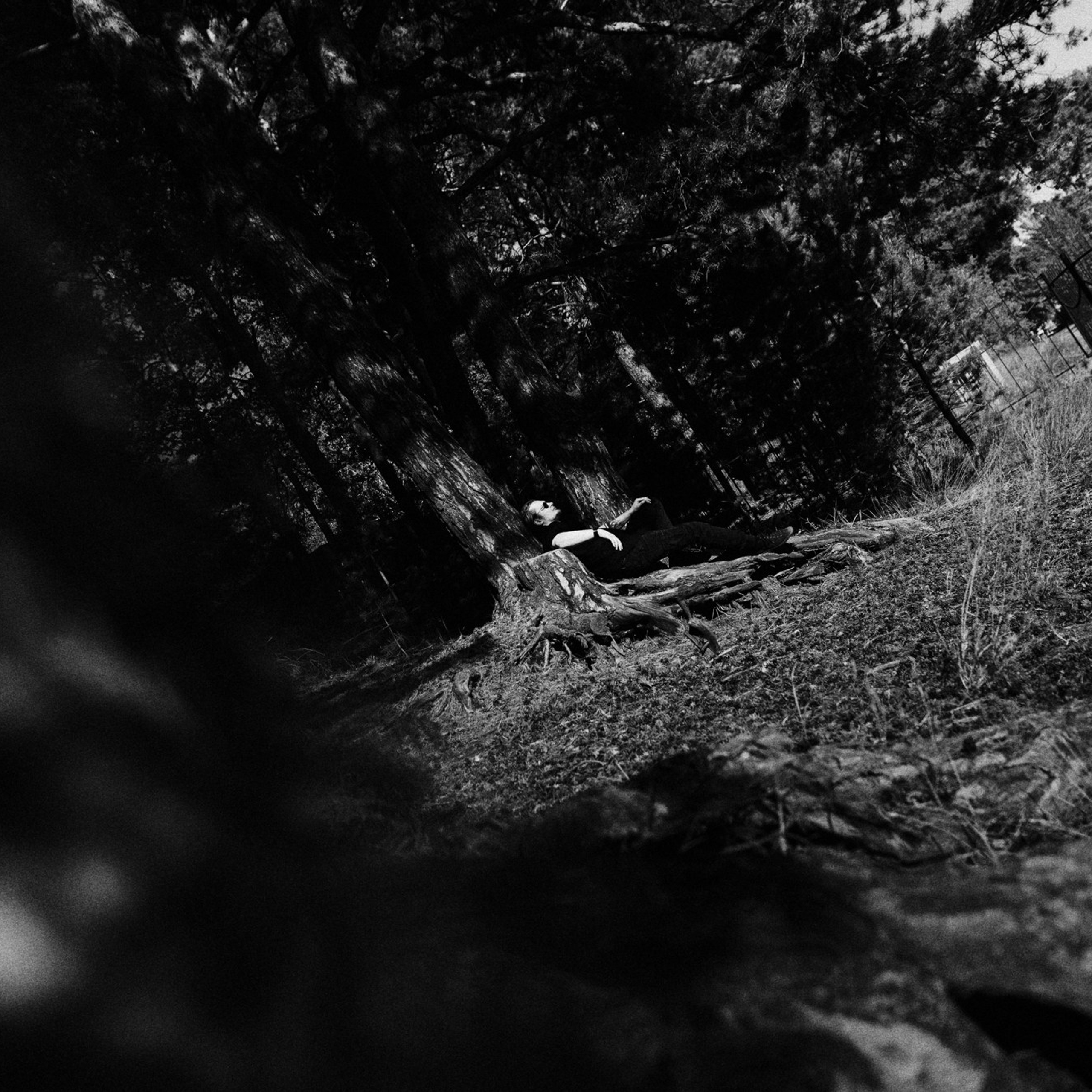 Мужской портрет на природе в Тюмени — Фотограф Дарья Мустафина. Портретный фотограф Тюмень Дарья Мустафина