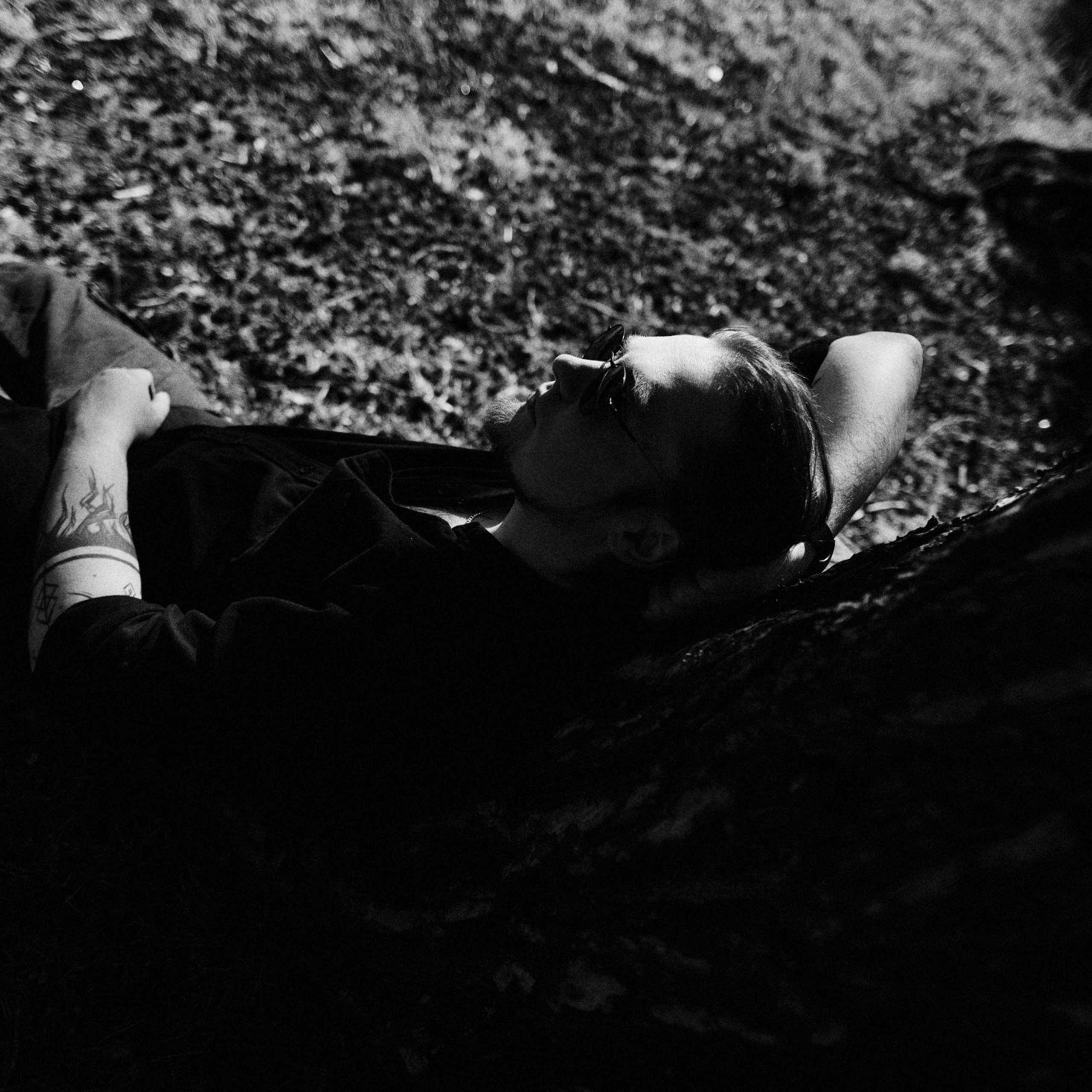 Мужской портрет на природе в Тюмени — Фотограф Дарья Мустафина. Портретный фотограф Тюмень Дарья Мустафина