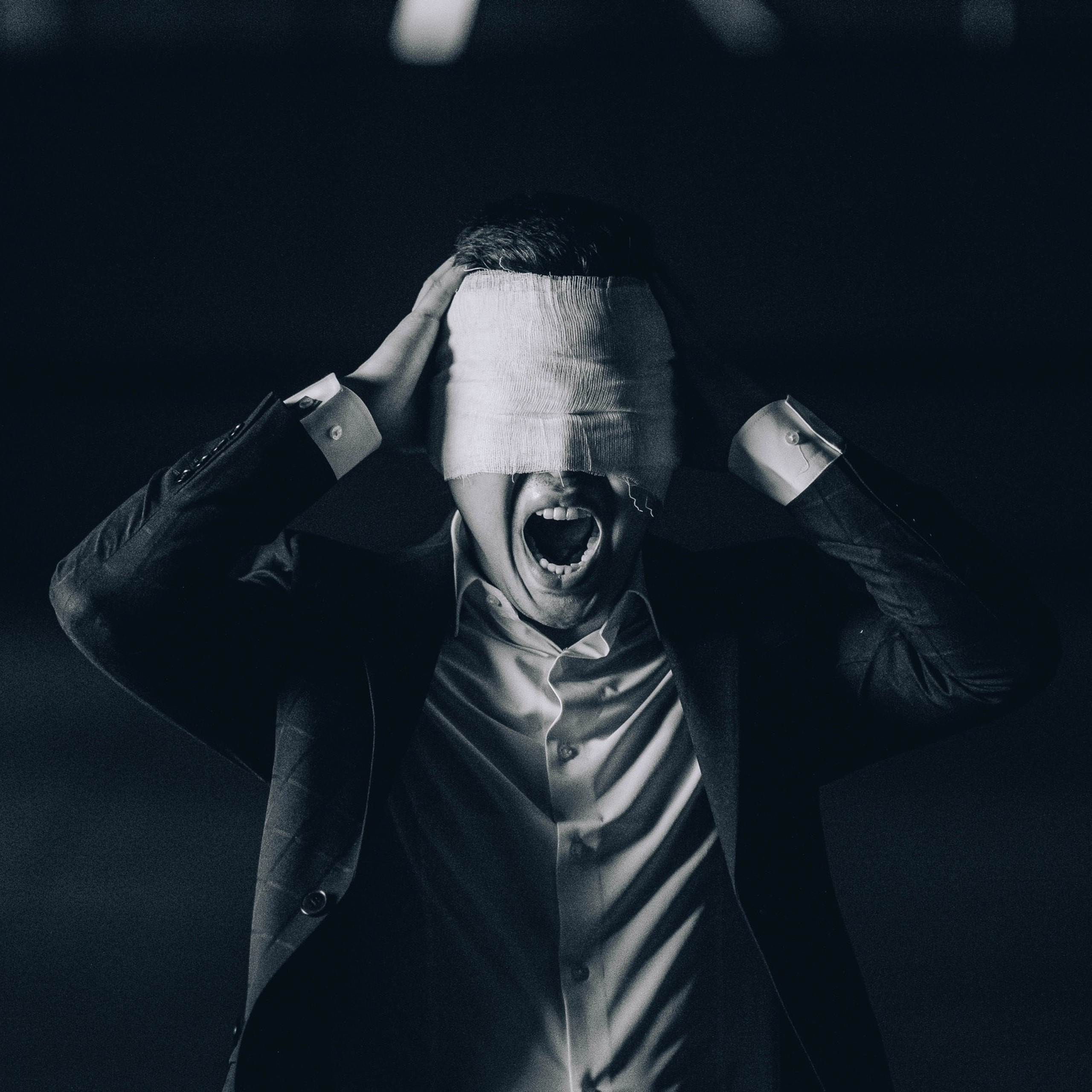 крик человека в изображении