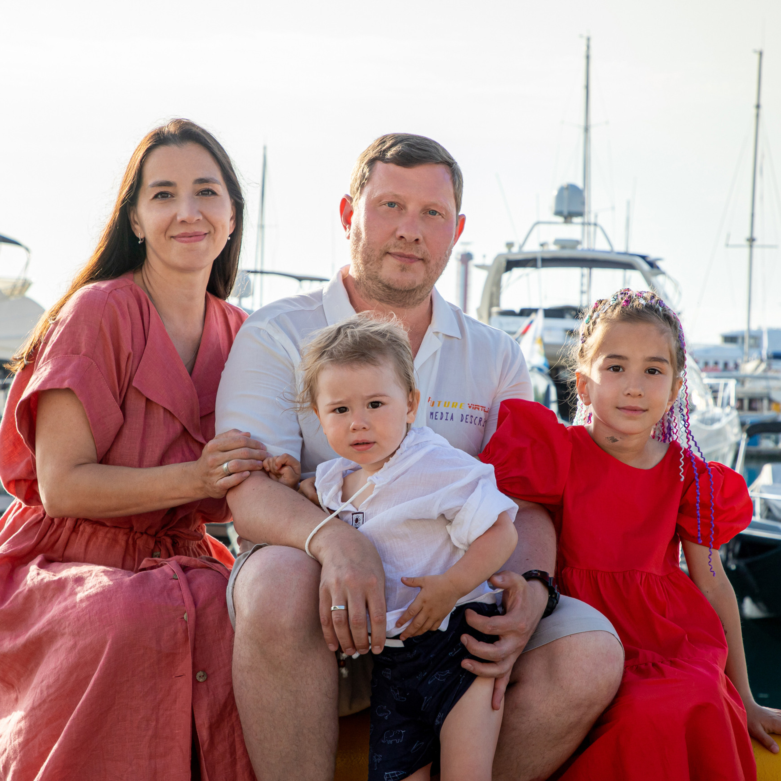 Асия с семьей