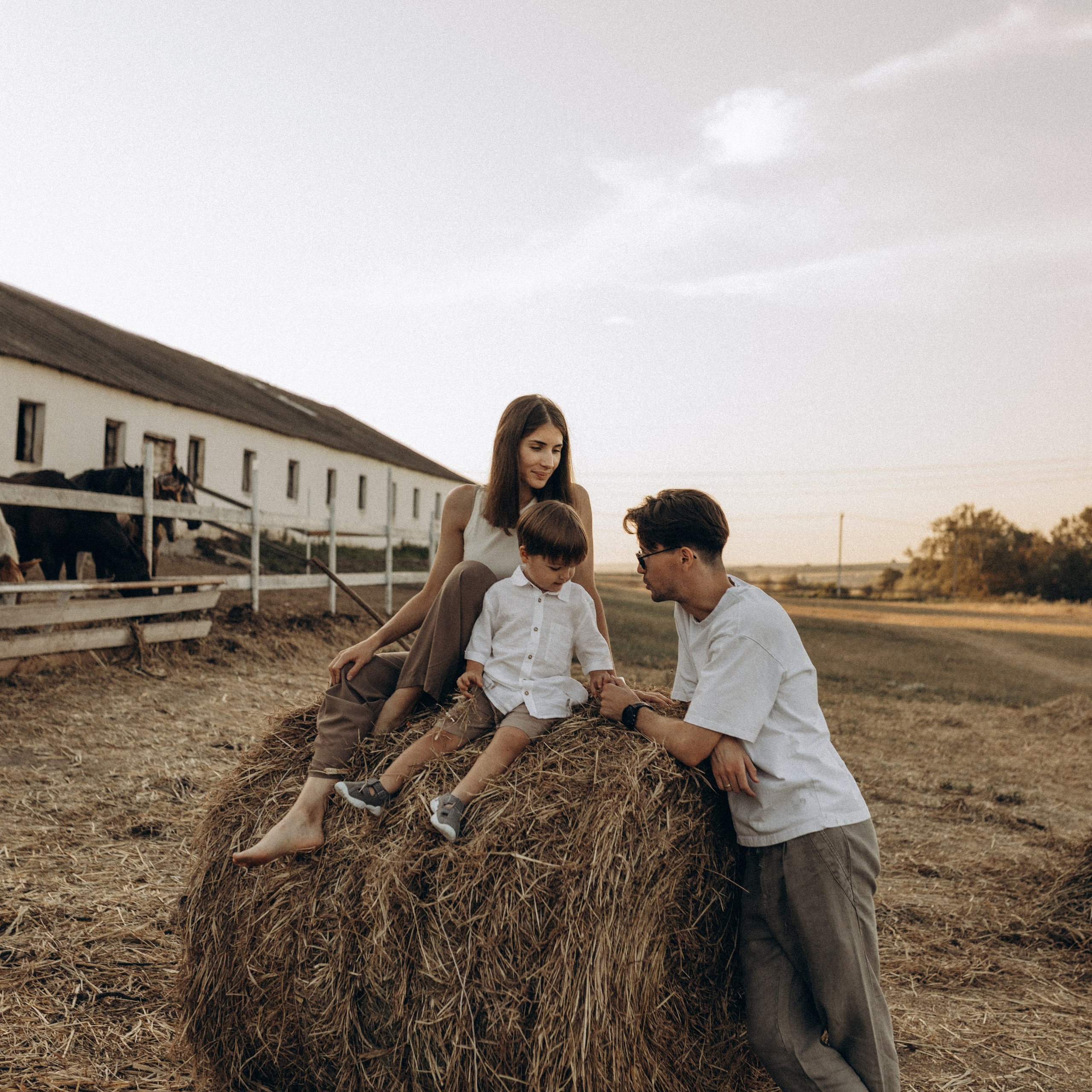 Миша Таня и Лев на ферме