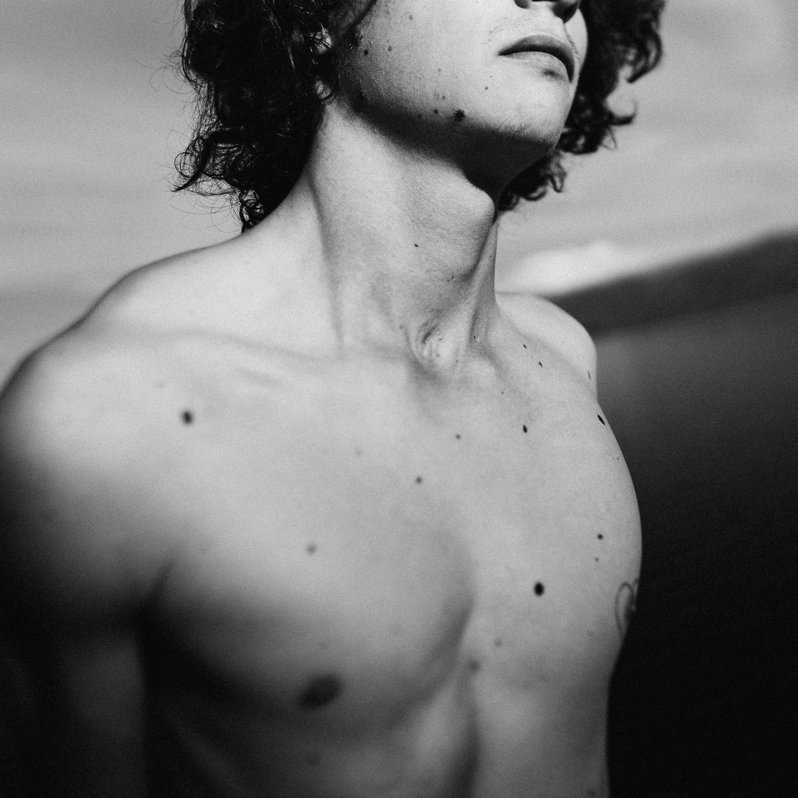 Мужской портрет на скале