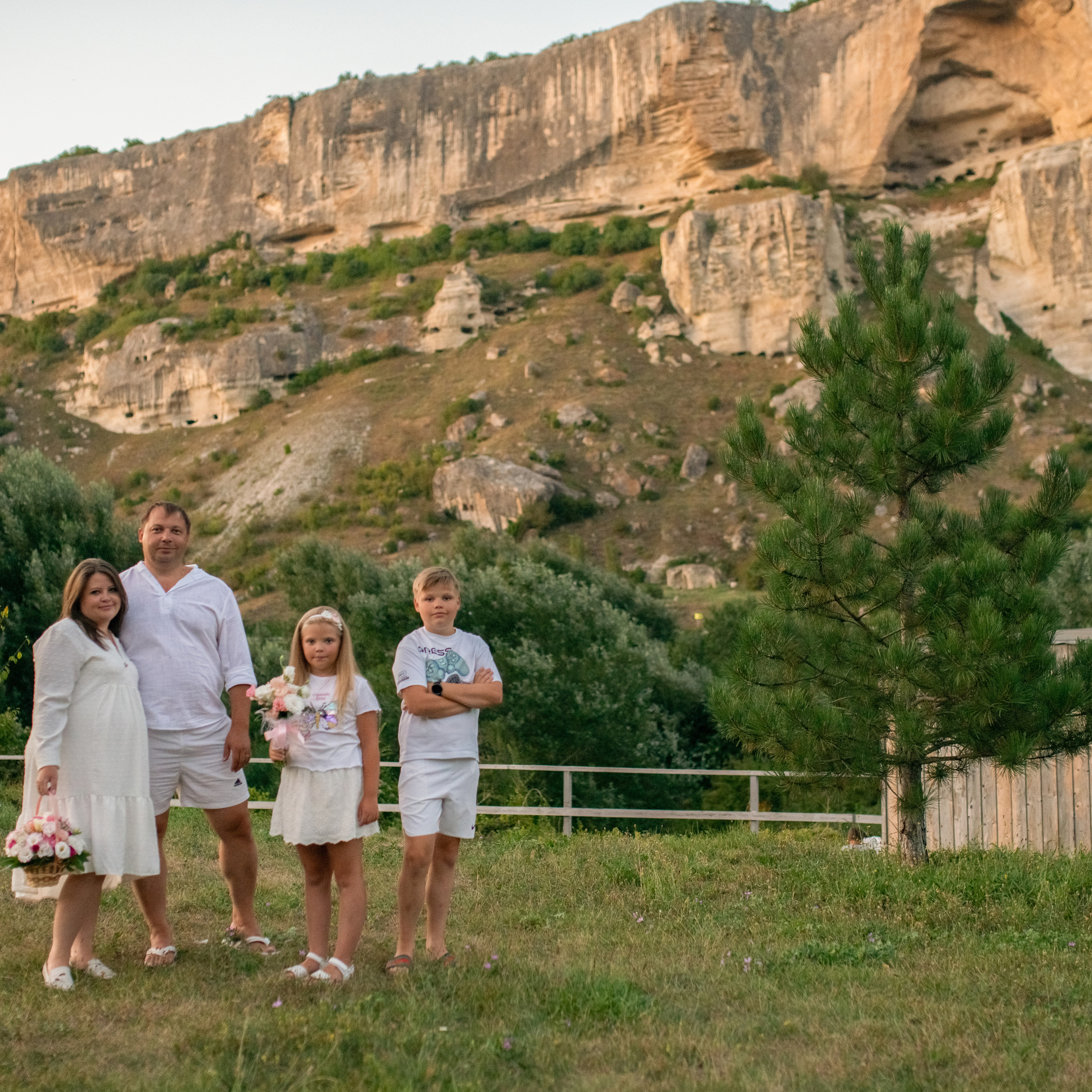 Родители Катя и Пётр, дети: Миша и Даша