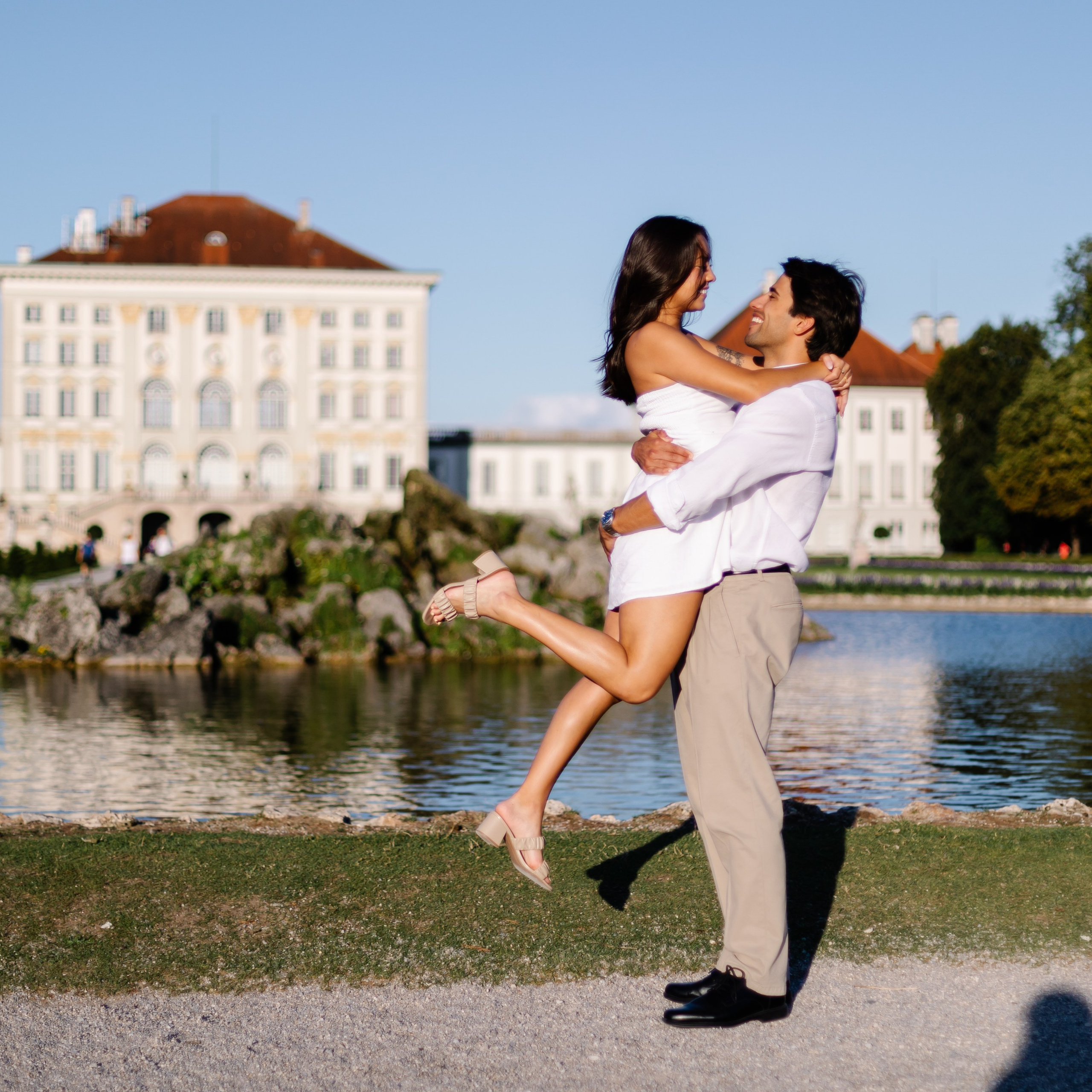 Verlobungsfotoshooting in München – romantische Paarfotos am Schloss Nymphenburg. Fotografin in München Dasha Antipina