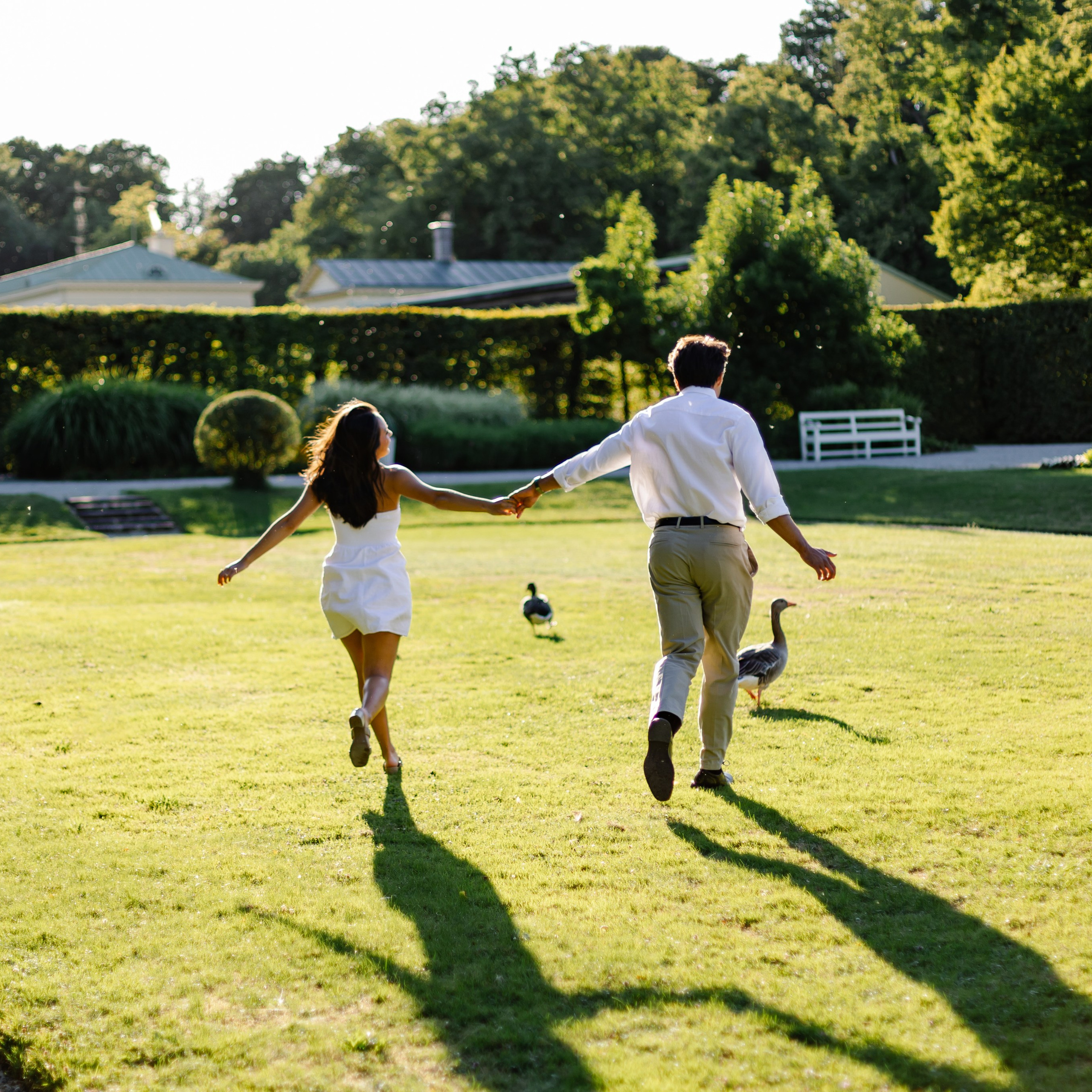 Verlobungsfotoshooting in München – romantische Paarfotos am Schloss Nymphenburg. Fotografin in München Dasha Antipina