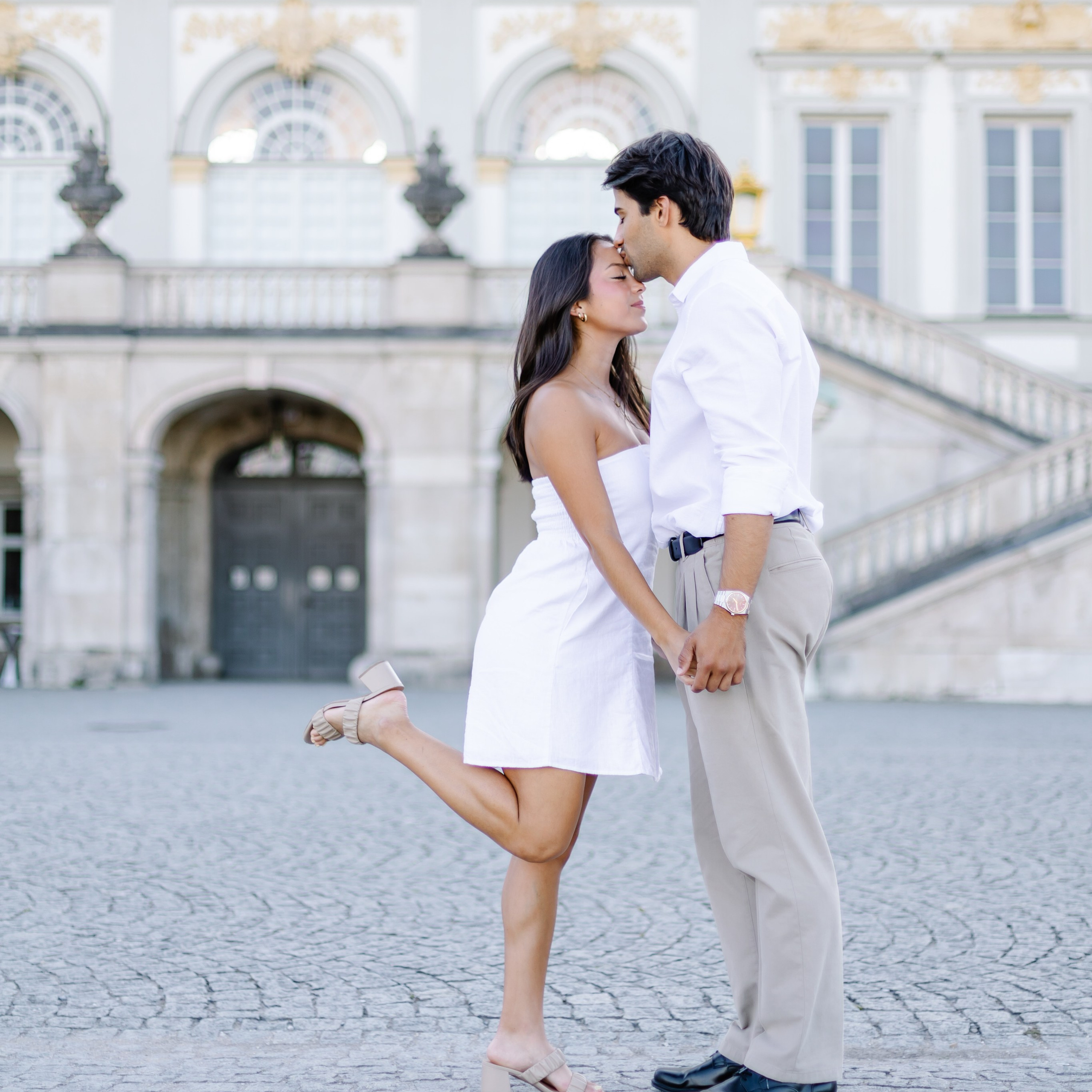 Verlobungsfotoshooting in München – romantische Paarfotos am Schloss Nymphenburg. Fotografin in München Dasha Antipina