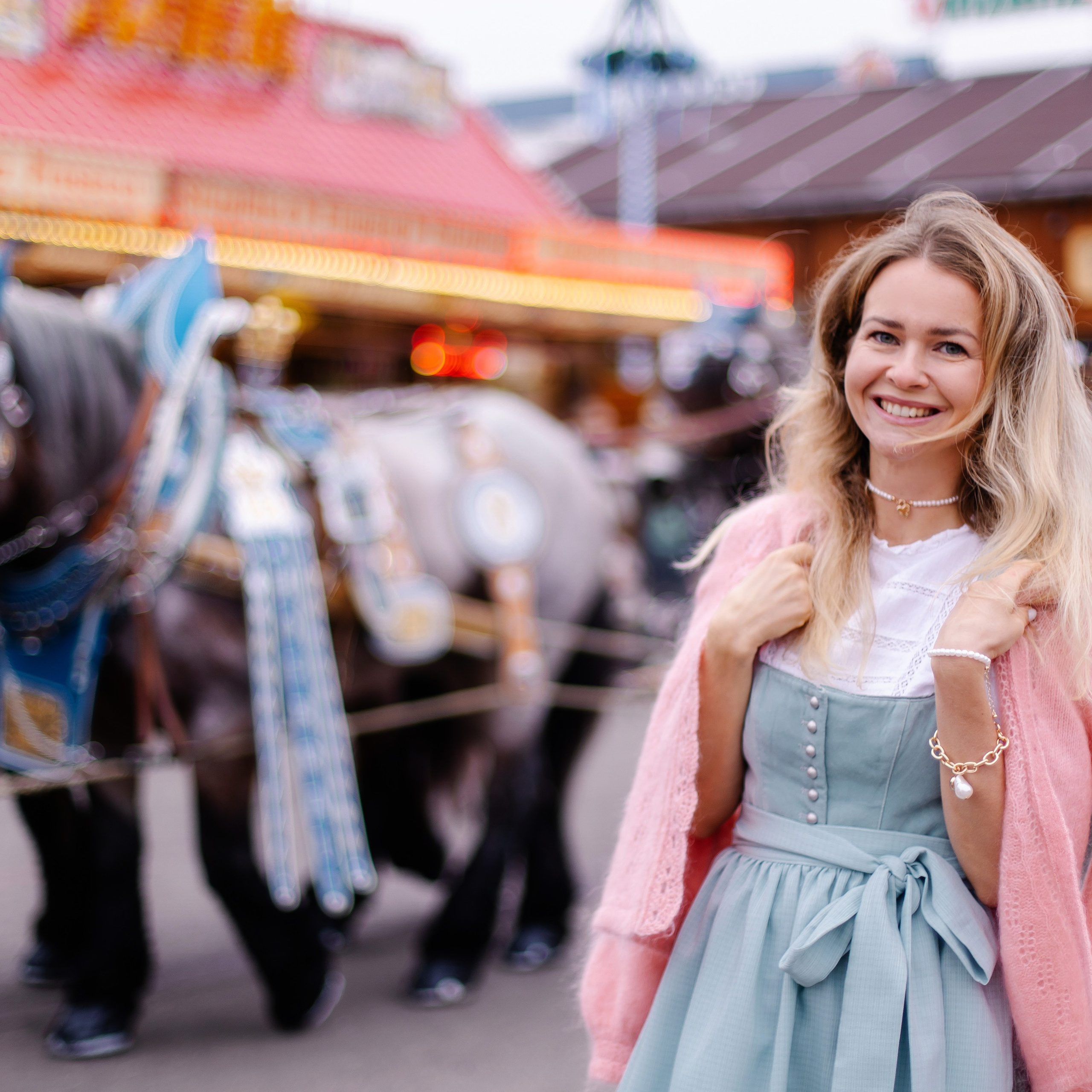 Wiesnprinzessin Fotoshooting – Romantische Fotos auf dem Oktoberfest in München. Fotografin in München Dasha Antipina