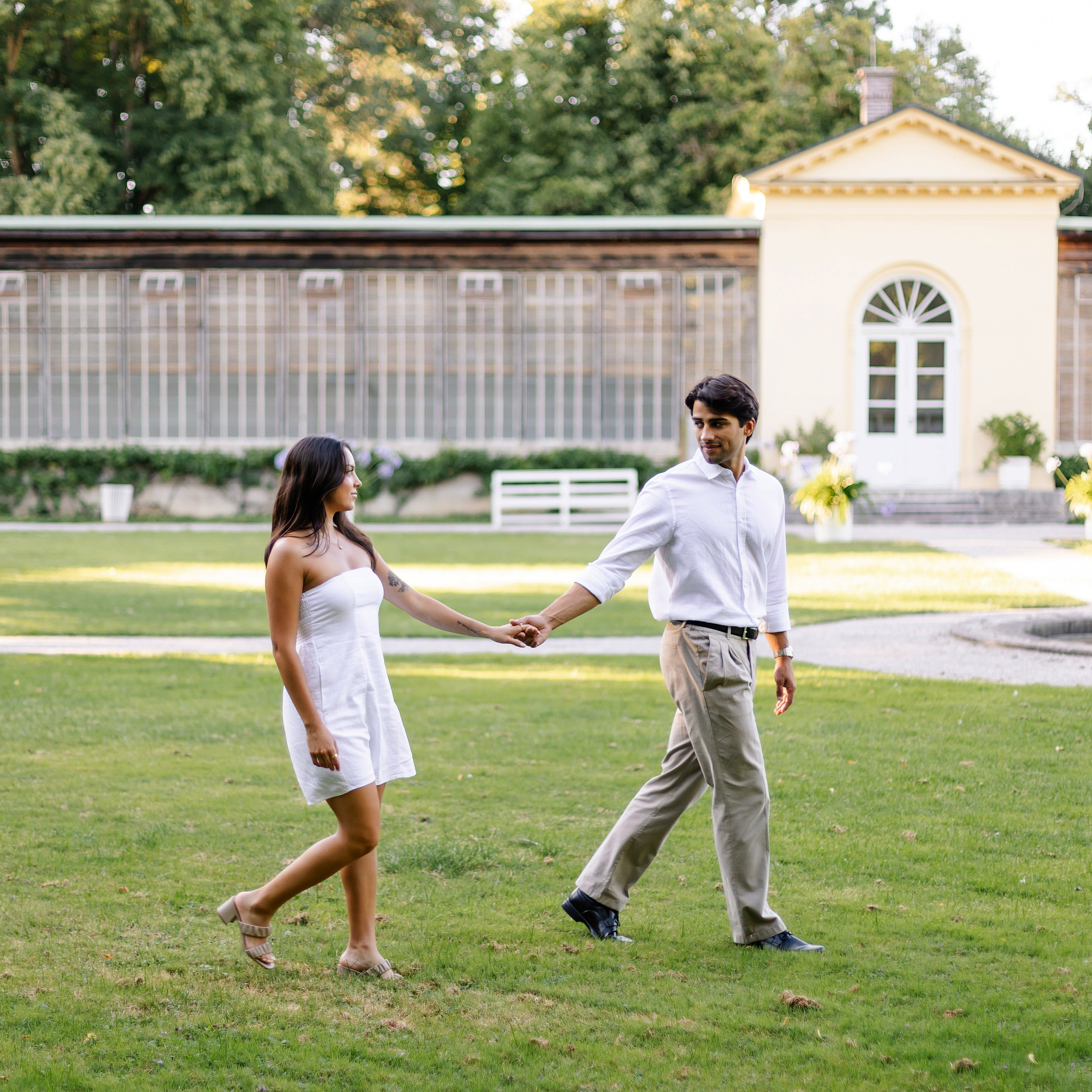 Verlobungsfotoshooting in München – romantische Paarfotos am Schloss Nymphenburg. Fotografin in München Dasha Antipina