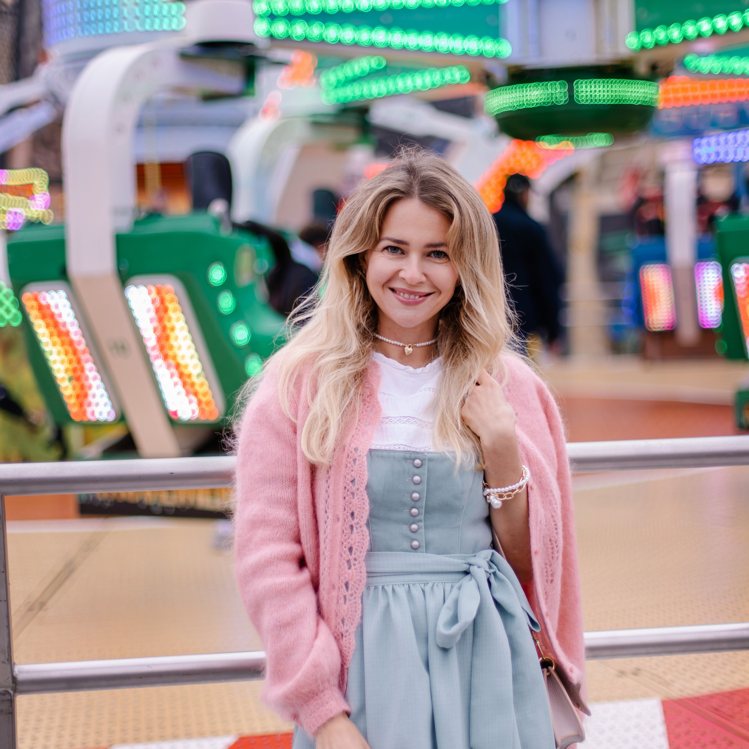Wiesnprinzessin Fotoshooting – Romantische Fotos auf dem Oktoberfest in München. Fotografin in München Dasha Antipina