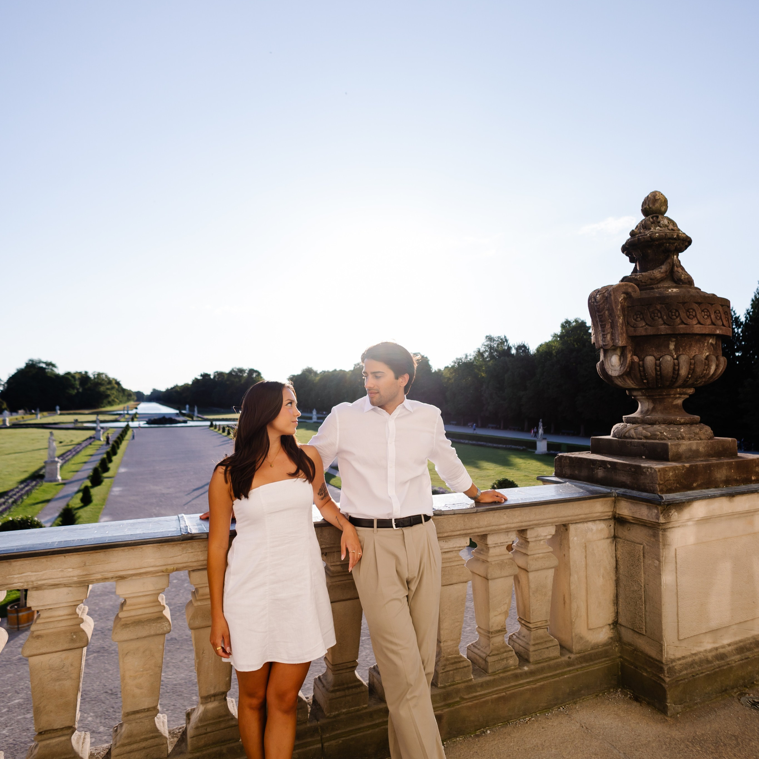 Verlobungsfotoshooting in München – romantische Paarfotos am Schloss Nymphenburg. Fotografin in München Dasha Antipina
