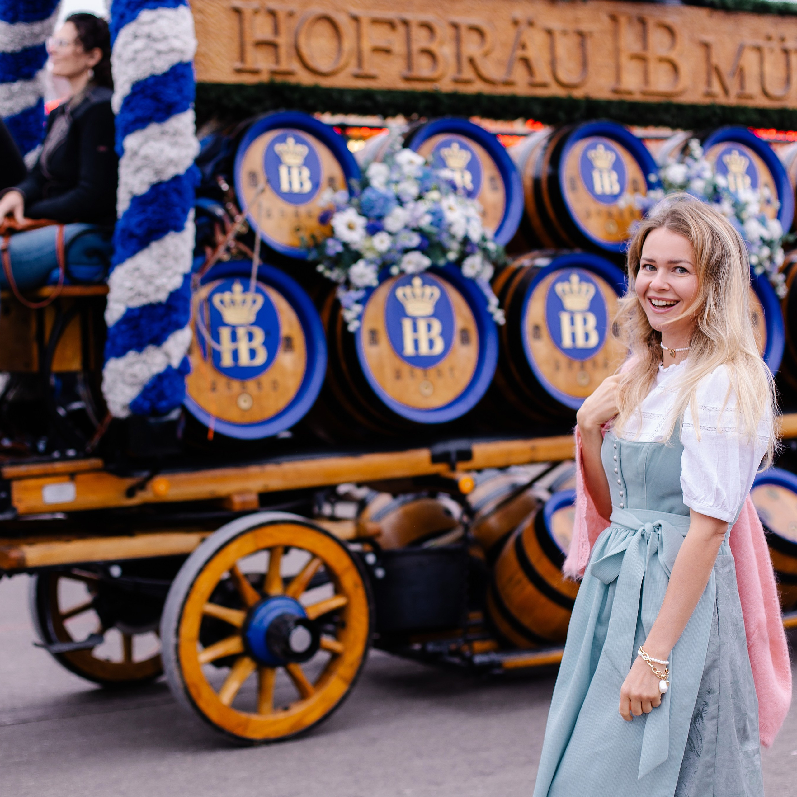 Wiesnprinzessin Fotoshooting – Romantische Fotos auf dem Oktoberfest in München. Fotografin in München Dasha Antipina