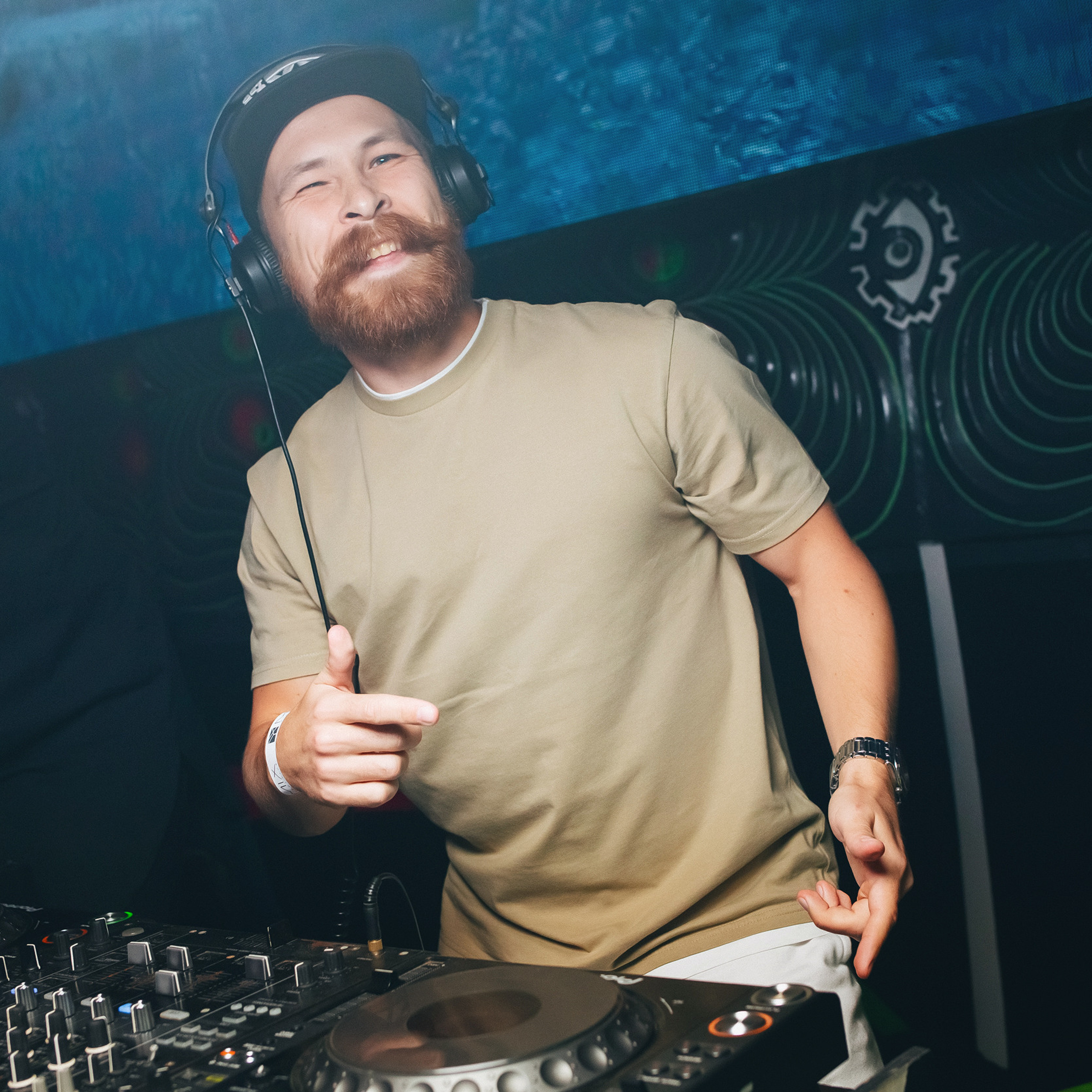 Вечеринки в разных клубах и на пляже