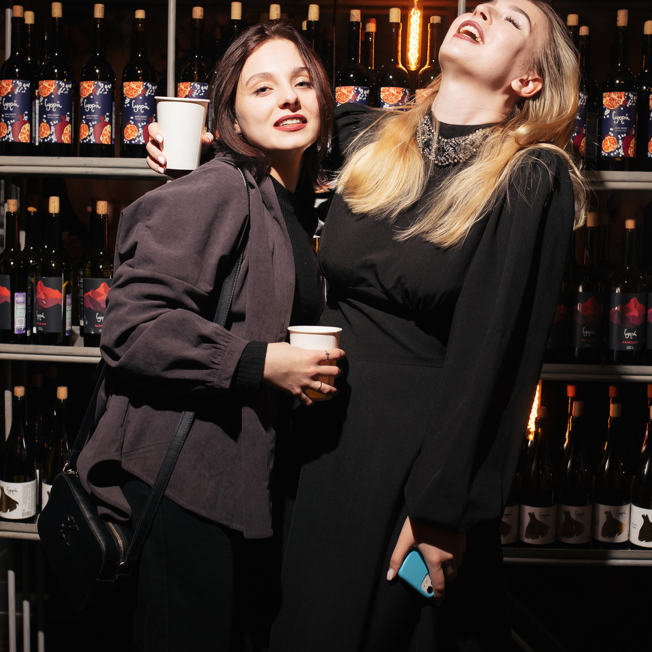 красивый фотограф красиво фотографирует фотограф в ресторане заказать