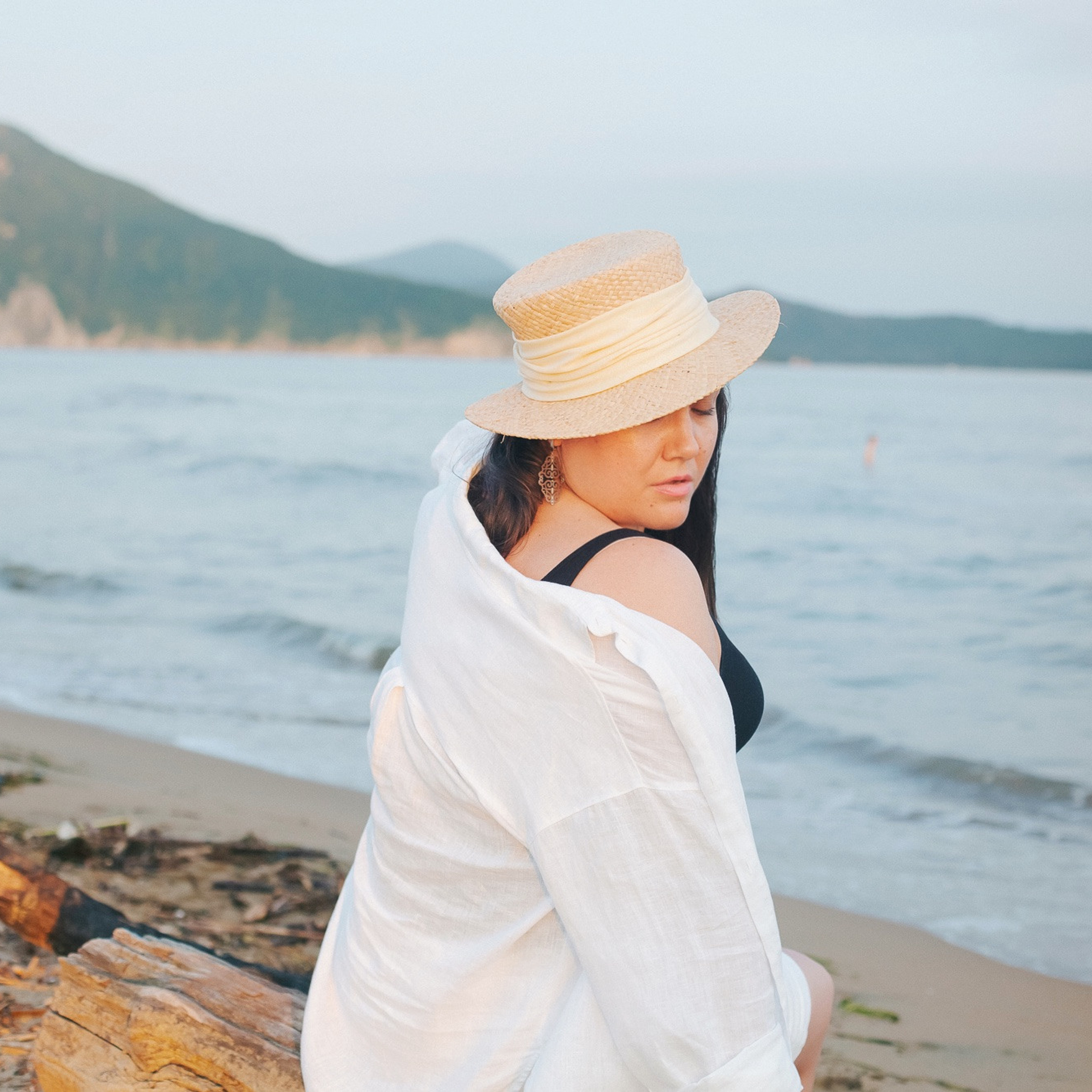 сайз плюс полная девушка на берегу моря 