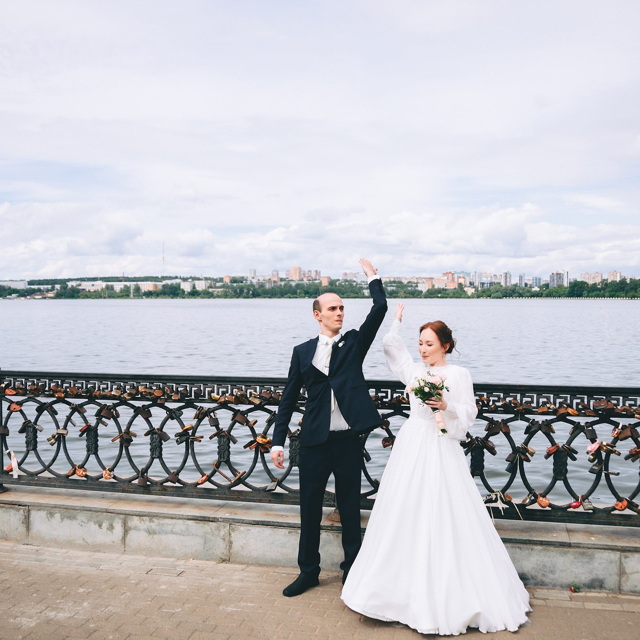 Свадебная летняя фотосессия у памятника Дерябина в Ижевске. Дима Никитин свадебный и семейный фотограф в Ижевске и Удмуртии с 2007 года