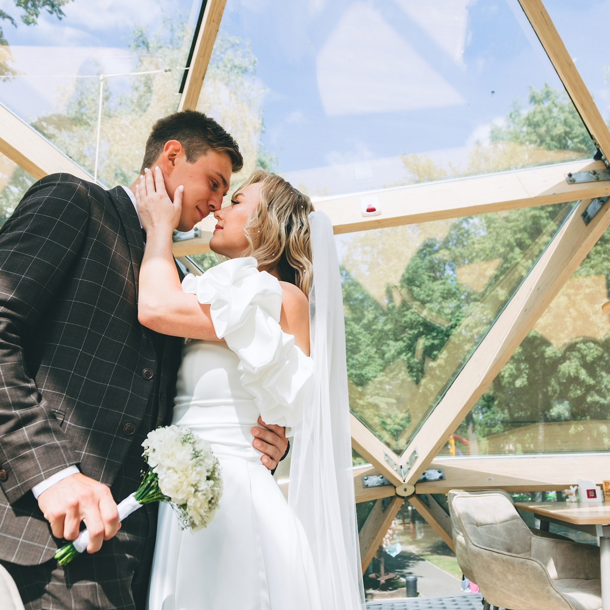 Снимал свадебную прогулку Алексея и Ольги, заглянув в уютное семейное кафе Семейное кафе ИМЕНИ КОЙКОГО | Ижевск в Парке Горького. Дима Никитин свадебный и семейный фотограф в Ижевске и Удмуртии с 2007 года