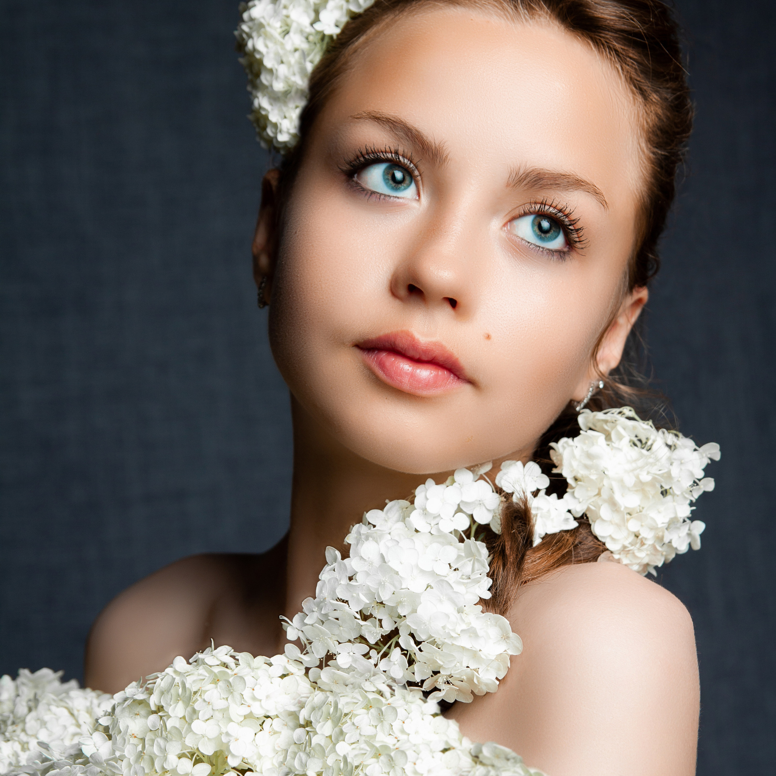 Диана. Нежный портрет для молоденькой девушки в цветах