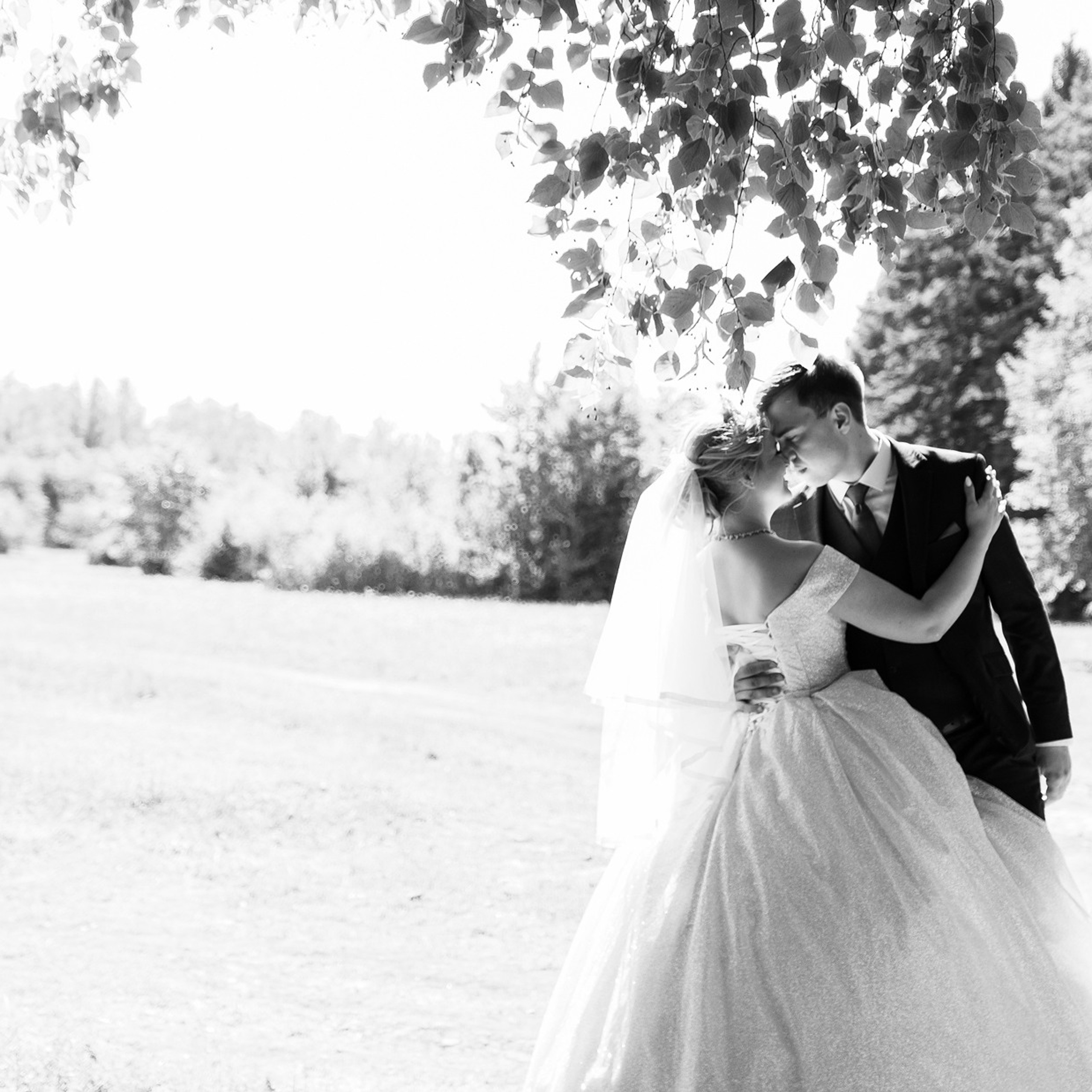 Контрастная черно белая свадебная фотография, показывающая настоящие чувства.