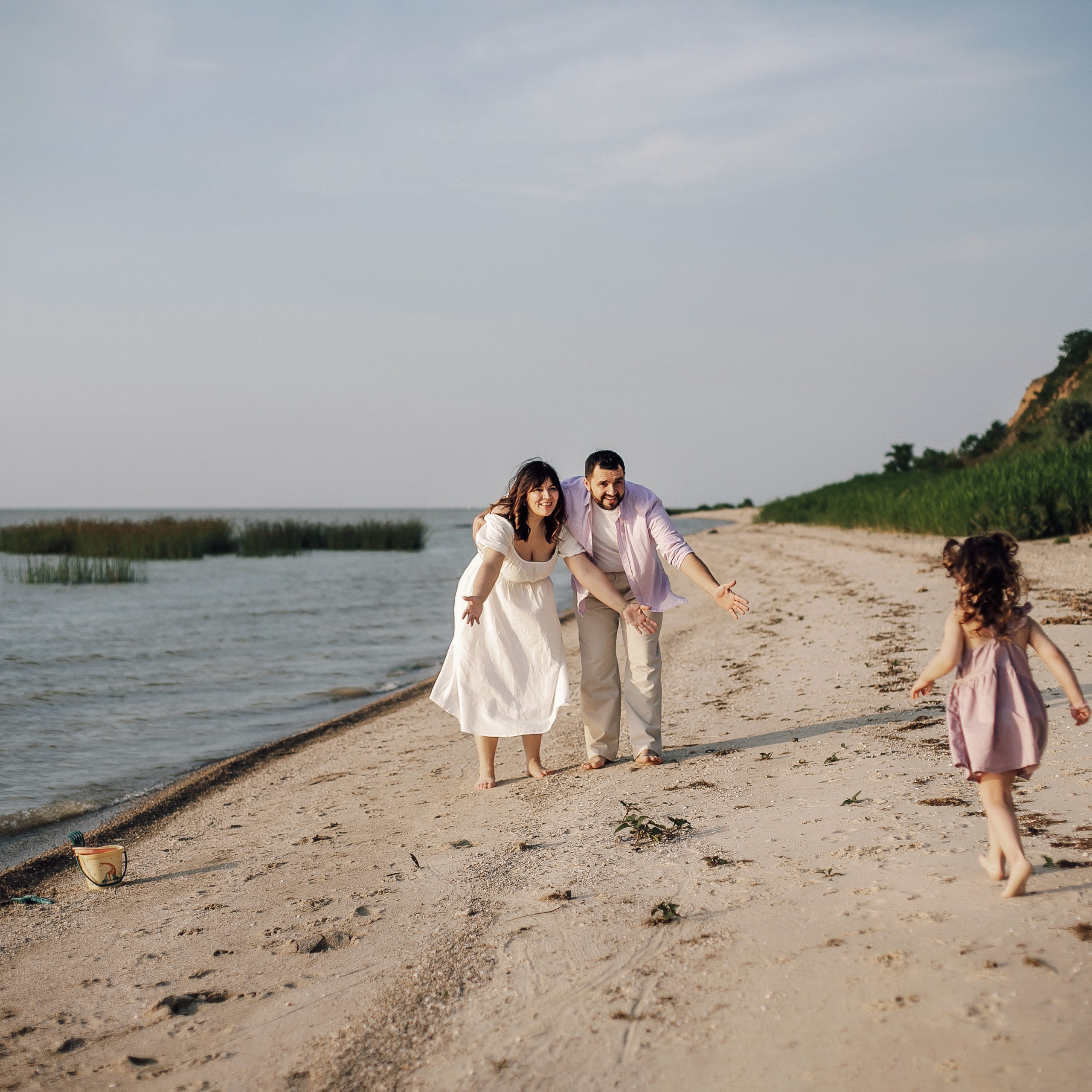 На побережье